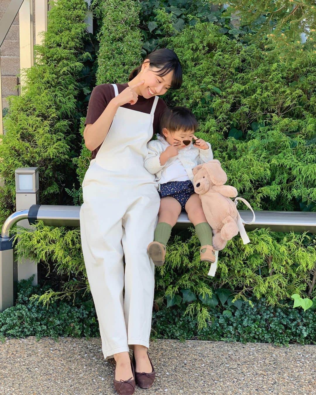 鈴木あすなのインスタグラム：「\休めない人。/ . 休みほど早起きしちゃうし、 ゆっくりするはずが普段より忙しくなっちゃう。 . 私と休みを共にする主人と娘は振り回されて大変。笑 . 食べたいもの、見たいもの、体験したい空間がたくさんあるんだもん... . ついに、今度の休みはアンパンマンミュージアムをリクエストされた！(笑)ので、一緒に行ってきます。💪 . 休みの日に早起きってあるあるですよね？？😳 . #散歩日和 #星ヶ丘テラス」