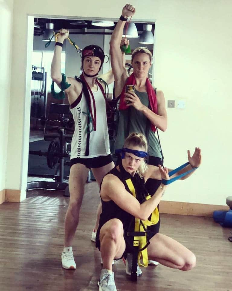 ケイト・キャンベルさんのインスタグラム写真 - (ケイト・キャンベルInstagram)「Rehab crew assemble! Just a few girls showing off their finest therabands 😜 . We've all had injuries over the years that have required extensive rehabilitation and rest. Now we are all on different injury prevention programs that we do all over the world. For anyone battling with an injury, the physio exercises are boring, but they work! . #injuryprevention #theraband #soboring」11月6日 17時23分 - cate_campbell