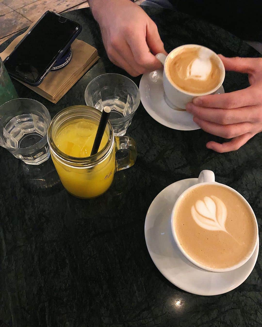 イザベル・オルソンのインスタグラム：「☕️」