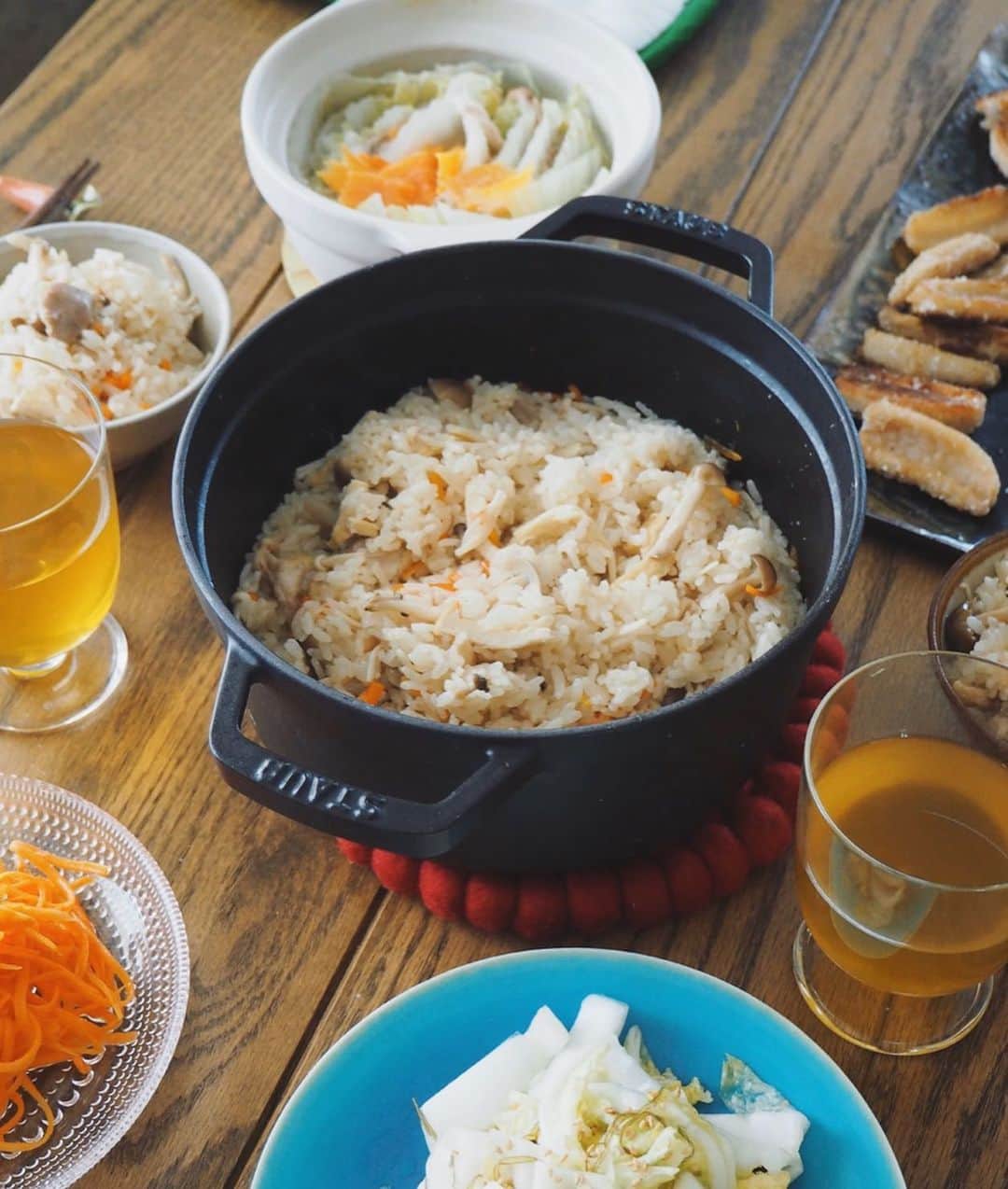 猪鼻ちひろのインスタグラム：「🍚﻿ 最近ハマっている お友達と一緒に料理をして一緒に食べる遊び。﻿ ﻿ 自炊友達、アナウンサー久代萌美ちゃんと我が家でご飯作って食べたんだけど、流石の手際の良さ🥺👏🏻﻿ いつも作ってるものが似てて同じ！って盛り上がる。 (ノンストップのお料理コーナーに出てて、大好きなコーナー♡)﻿ ﻿ ちなみにレンコンの唐揚げはノンストップでレンコン特集してたからリクエストした😎﻿ ﻿ #新米 #きのこと鶏肉の炊き込みご飯﻿(久々に炊き加減もバッチリ大成功)﻿ #人参のラペ﻿ #白菜と納豆昆布和え﻿ #レンコンの唐揚げ #ミルフィーユ鍋﻿ ﻿ 巨大白菜丸々130円だったから買って大量に使ったんだけど、 それでも全然なくならない！﻿ 常備菜も作ったけどまだまだあるぞ〜﻿ さてどうしよう😂﻿ #ちひろのごはん﻿#くしろごはん﻿#おうちごはん#コラボ﻿#地味な遊び﻿#お家だとなんでも話せるし楽しい#ちひろkitchen」