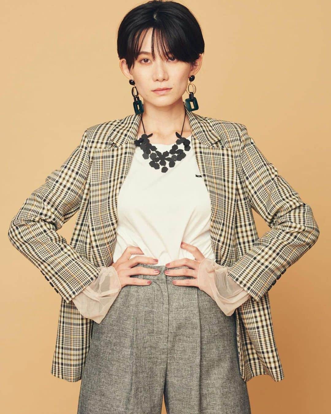 平山奈美のインスタグラム：「@kazuto_fotografo  @fumisuganaga.hm  @stylist_tanakaayumi .  #オレンジ #ベージュ #ショート #ハンサムショート #母ちゃん #新米ママ #男の子ママ #ヘアアレンジ #メイクアップ」