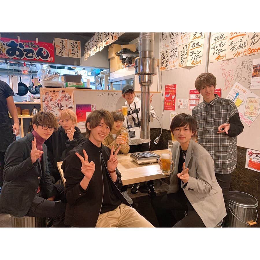 岡田鷹斗のインスタグラム：「昨日は連日行かせていただいた  ホルモン博多春吉じゃん横 @jyanyoko_haruyoshi  さんにて 九州で活動されてる九星隊の皆さんとの交流会でした★ 短い時間でしたが、本当に活動してる事や、色んなお話をさせていただきました♪ めちゃくちゃ礼儀正しくてイケメンで 早くLIVEもみたくなりました♪♪ ・ ・ ・ じゃん横さんでは2日間たくさん食べさせていだきました☆ いつも本当にありがとうございます☆ 絶品過ぎて幸せでした♪  #NEVAGIVEUP #九星隊  #アイドル #イケメン #ダンス #ボーカル」
