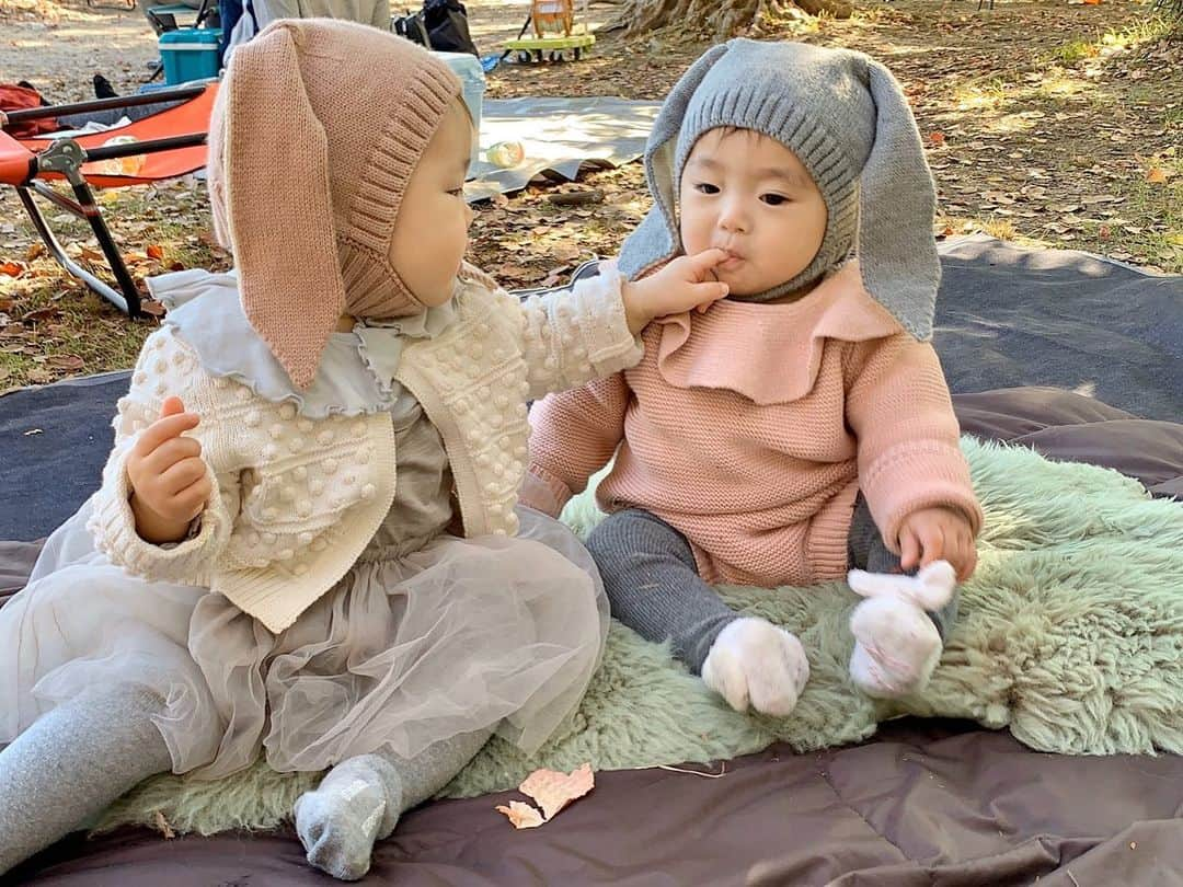 加藤千暁さんのインスタグラム写真 - (加藤千暁Instagram)「うさぎ2匹とソフトボール観戦へ⚾️ 今日の朝は激サブで、ベンチコート借りました🥶 あったかくなってからさくらとひなのうさぎ撮影会🐰♪ #ベンチコート#冬乗り越えられるかな#さくらとひなの#うさぎ撮影会#可愛い#最近仲良しになってきた#おそろい#女の子ベビー #rabbit#babygirl」11月6日 17時30分 - chiaki525