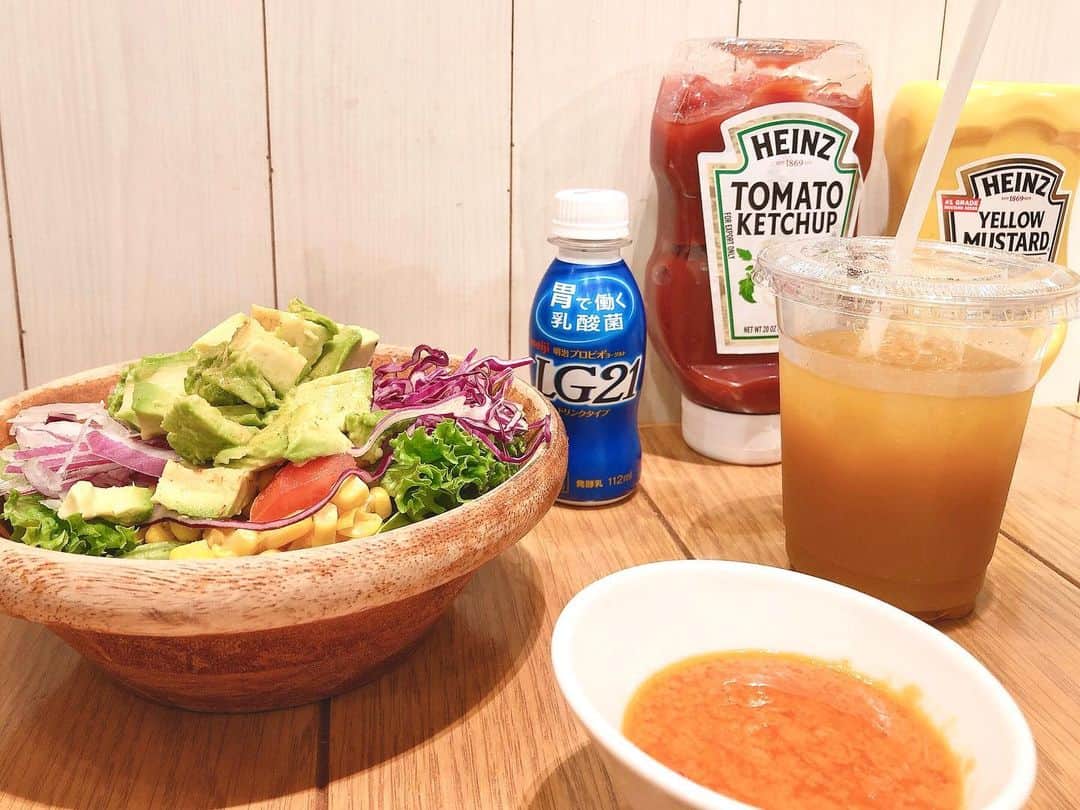 のインスタグラム：「ボディメイクは内側から👊🏻💕 . . ジム通いや食事を見直すことも大事だけど 私は内面から綺麗にすることも心がけてるよ✨ . 脂っこいものが大好きで食べまくっているけど この頃胃もたれするようになってきて 年齢的にもう無茶はできないんだなと悟りましたw . . 胃がダメージを受けていると すぐに肌にも影響が出てくるタイプだから 胃にも優しいヨーグルトを飲むようにしてるの💗 . 特に食べすぎた次の日とか 夜更かししちゃった時とか 体の調子がイマイチな時にも飲んでるよ🥰 . . 肌がツルツル！とかキレイ！って言われるのも 胃の調子がいいからかな😋💗 #ボディメイク #内面から #胃美人 #ダイエット #美肌 #スキンケア #美容 #胃もたれ #脂ラブ #bodymake #innercare #美活 #美意識 #幸せ #胃弱 #乳酸菌 #wakanabody #wakanastyle」