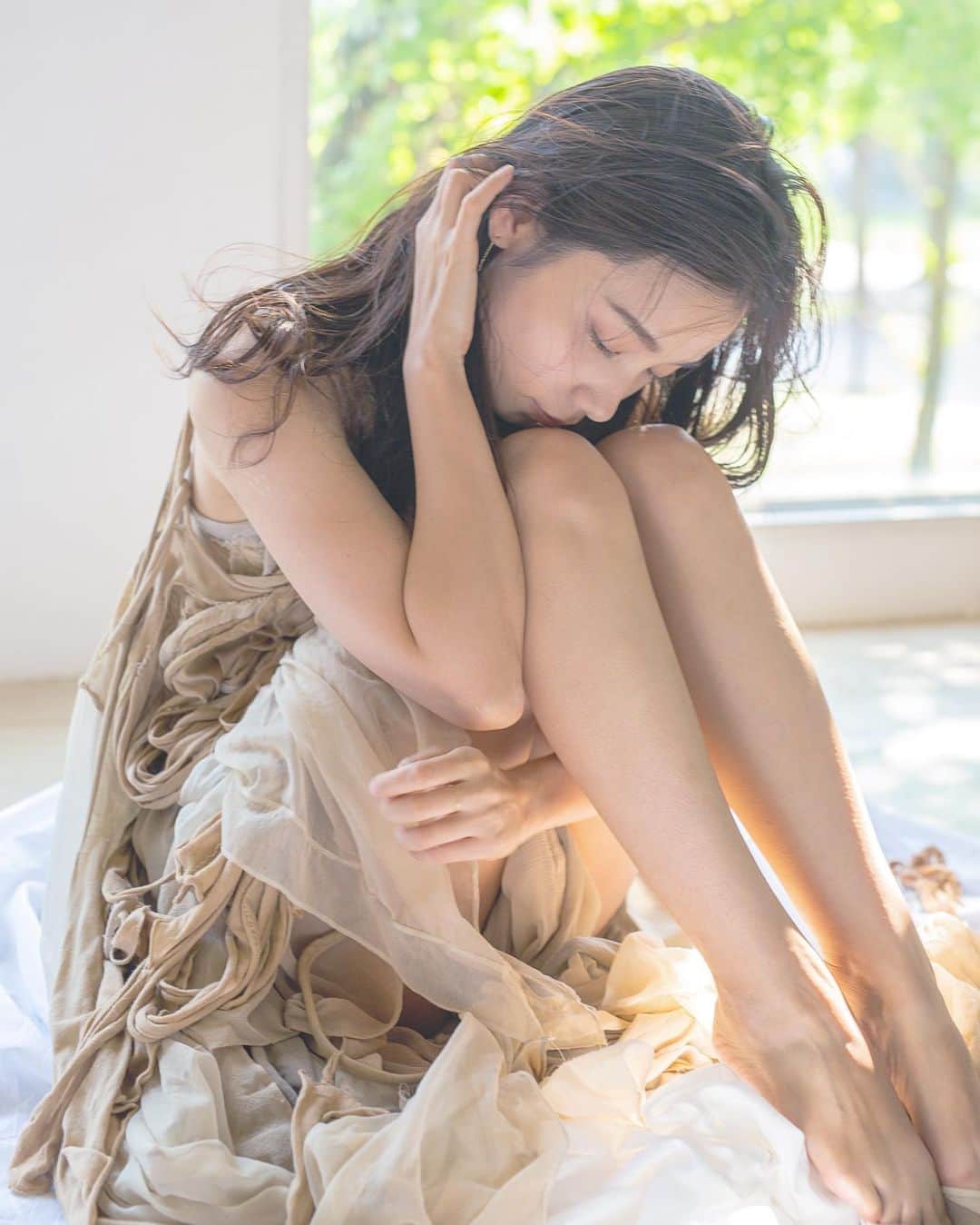 のインスタグラム：「good afternoon... . . ph @yuta_matsukizono  md @kana_kuraki costume by me . . . . #ARAKISHIRO#FUKUOKA#costume#dress#vintagedress#hautecouture#contemporaryart#portraitphotography#fashionphotography#sombrebeings#pr0ject_soul#themysterypr0ject#humanedge#pr0ject_uno#sensuality#artphotography#__bodyart__#darkbeauty#osphilia#ithosmag#_fairies#unvaeljournal#feetrica#bodymood#福岡#ポートレート#モデル#衣装#コスチューム#アラキシロウ」