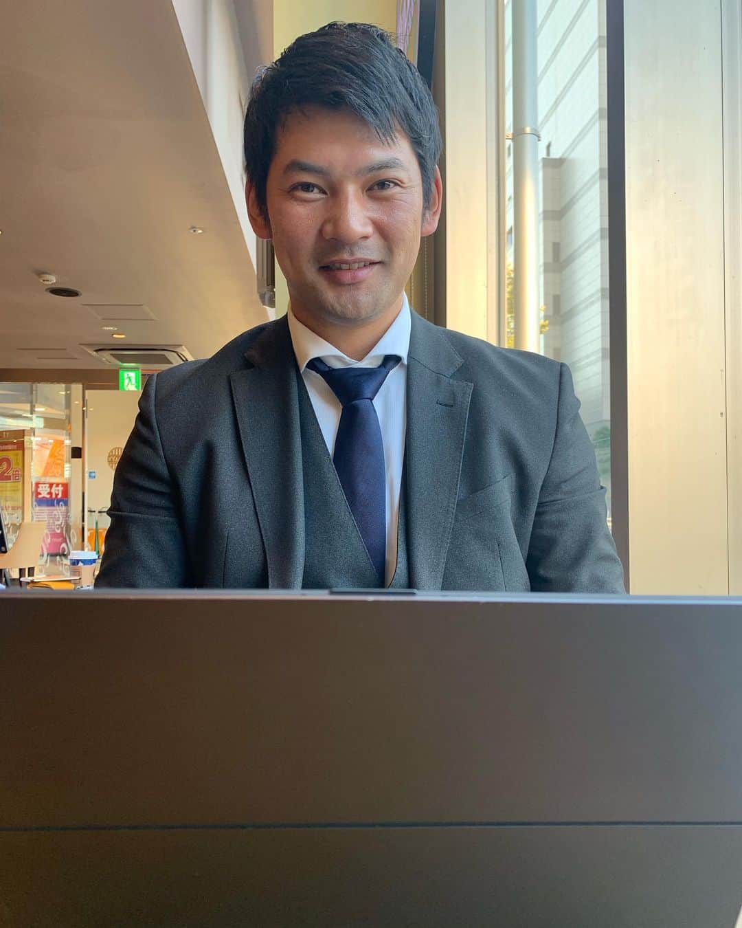 片山真人のインスタグラム：「日本ハムやヤクルトスワローズでプレーされた #鵜久森淳志 さん。 去年14年間のプロ野球選手を引退し、現在はソニー生命に勤務されています。  2017年4月2日ヤクルトvsDeNAでの代打サヨナラ満塁ホームランの実況をしたのは今でも忘れません。  今回、私からお願いして、済美高校時代からのスターに、保険を頼んじゃいました！一生涯笑 皆さんも是非！ #swallows #lovefighters #ヤクルトスワローズ #日本ハムファイターズ #プロ野球 #ソニー生命 #済美高校 #甲子園」