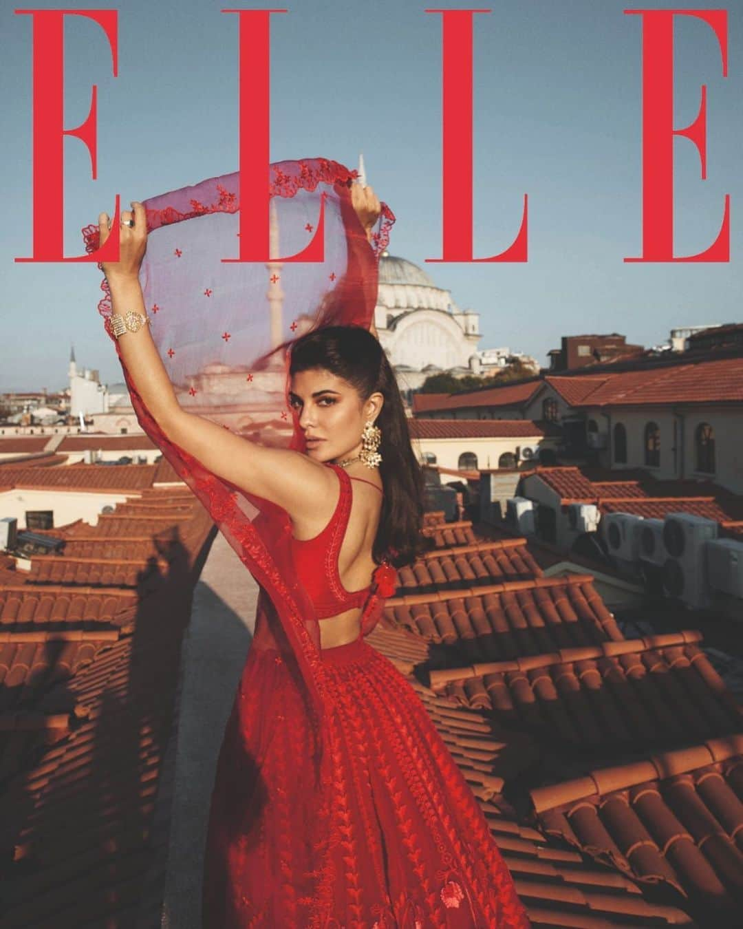 Jacqueline Fernandezさんのインスタグラム写真 - (Jacqueline FernandezInstagram)「Felt like Bond on these rooftops 😍 @elleindia #novemberissue #istanbul @goturkey」11月6日 17時42分 - jacquelienefernandez