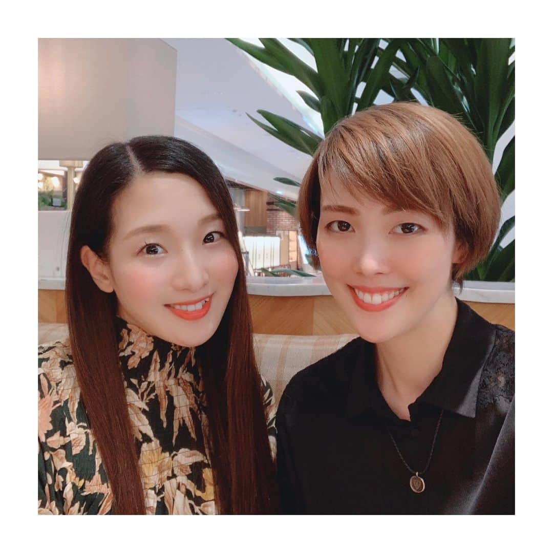 すみれ乃麗さんのインスタグラム写真 - (すみれ乃麗Instagram)「今日は、四方花林ちゃんの個展に行ってきました😍. . 蘭乃とコラボレーションした作品で葉山の海岸で撮影したそうです❣️花林ちゃんがとっても素敵に仕上げてくれてました😍❤️. . . 掛け軸に使う特殊な和紙に印刷されていたり、花林ちゃんが別撮りした映像と重ねて動画にしてあったりと、とってもお洒落で素敵な空間でした🥰. . 今夜はギャラリーでイベントがあるそうです！. 明日からは更に別の方々がコラボレーションする展示が増えたりするそうで、進化するギャラリーっと言った感じです🤩. . お時間ありましたら、みなさま是非足をお運びください❣️❣️❣️. . . ゆっことわかばちゃんとお邪魔したので、94期のみんなに囲まれて写真を撮ってもらいました✨. . 帰りはゆっことお茶しました❣️. . . この度初めて動画もアップします！！上映されてた一部です💦雑音も入ってしまってますが、音楽もとても素敵だったので、是非お楽しみください💕（花林ちゃんには掲載許可をいただきました）. . #蘭乃はな #四方花林 ちゃん#photogallery . #麻央侑希 #早乙女わかば ちゃん　#すみれ乃麗 ゆっことは#成城学園 の同級生です」11月6日 17時51分 - reisumireno