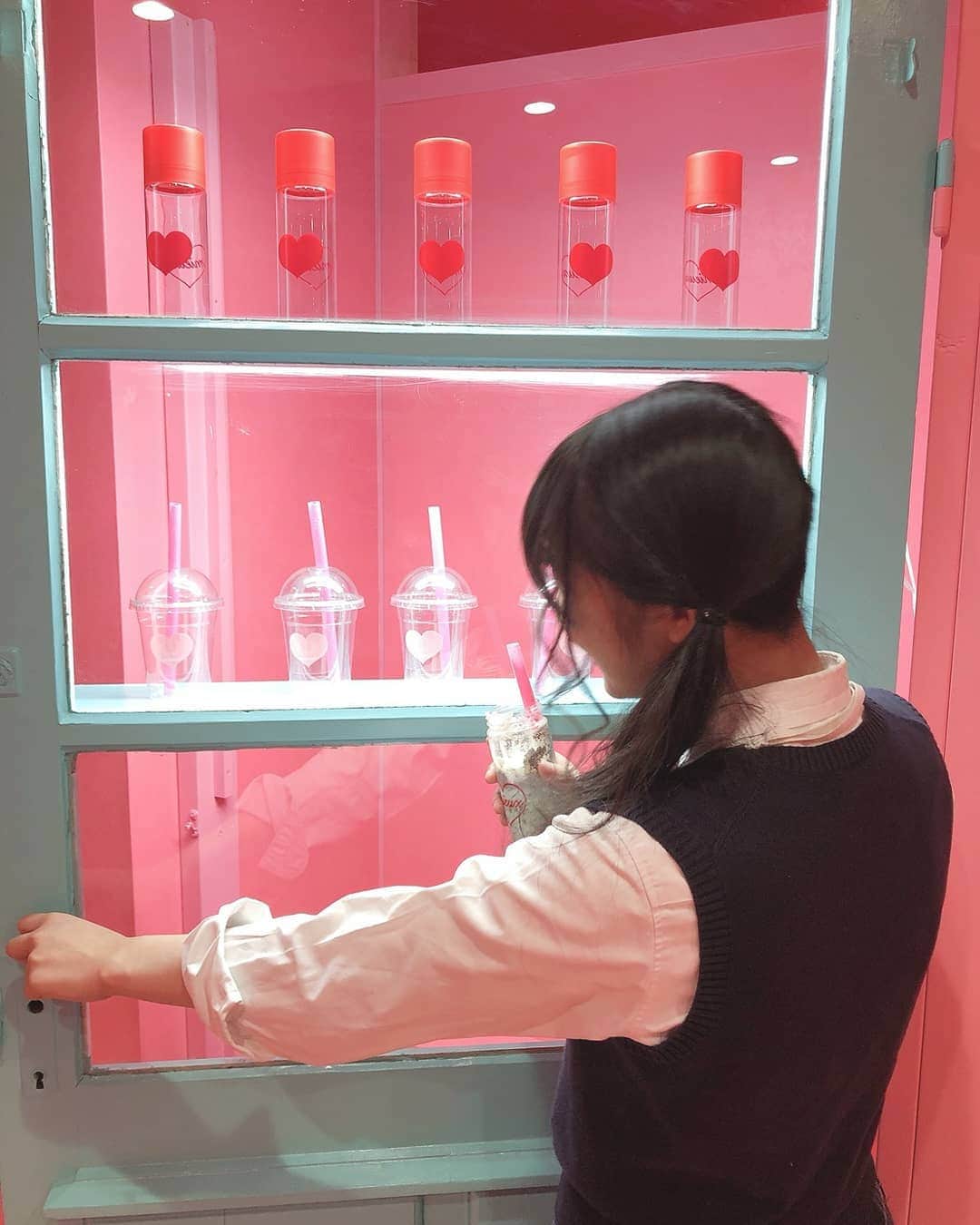 牧内莉亜さんのインスタグラム写真 - (牧内莉亜Instagram)「名古屋にかわいいお店ができてた👀💞 ピンク〜〜〜〜〜💗×ティファニーブルーがかわいい！！！ チョコミントスムージー頼んだよ✌️ 美味しかったあ  #pink #名古屋タピオカ #drinkstandmieux #みゅー #mieux #チョコミント #初」11月6日 18時04分 - ria_makiuchi_official