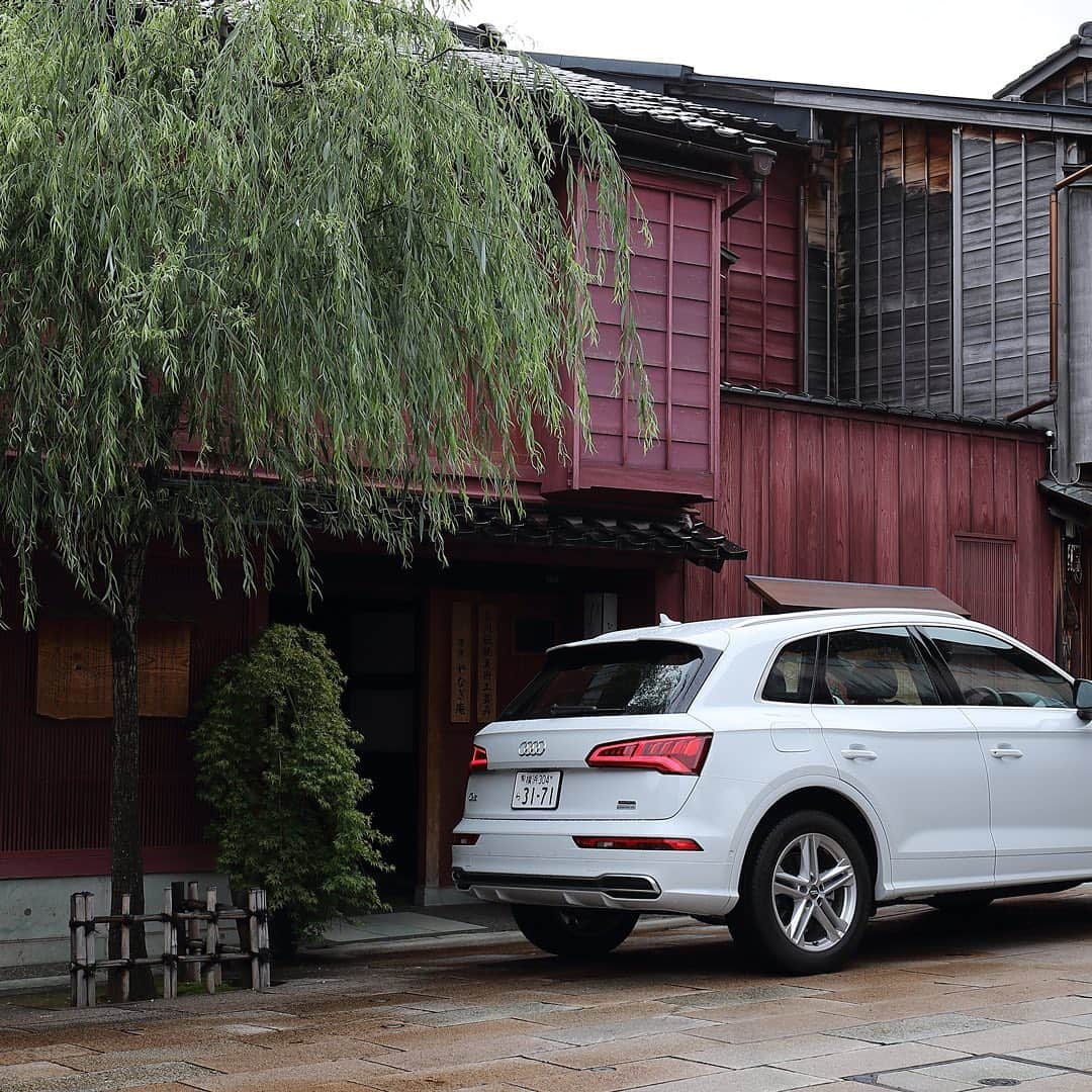 Audi Japan Sales / アウディジャパン販売さんのインスタグラム写真 - (Audi Japan Sales / アウディジャパン販売Instagram)「最新のドライバーアシスタンス&セーフティ機能が搭載された #AudiQ5TDI 。安全で快適なドライブで、秋の行楽シーズンを満喫しよう。  #AJS の公式YouTubeチャンネルがリニューアル。「Audi Q5 TDI アウディの音」を公開中！ @audi.japan.sales  #Audi #Q5 #AudiQ5 #MyAudi #Audistyle #car #アウディ #休日 #車 #愛車 #外車 #ドイツ車 #車好き #車好きな人と繋がりたい #アウディ女子 #車好き男子」11月6日 17時58分 - audi.japan.sales