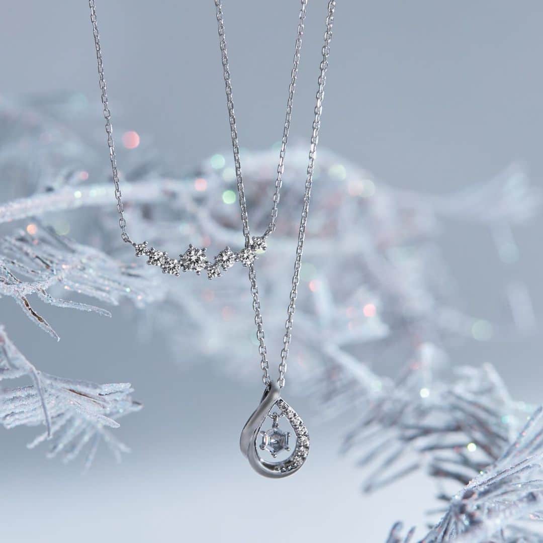 ４℃ / ヨンドシーさんのインスタグラム写真 - (４℃ / ヨンドシーInstagram)「・ ・ 【Christmas Limited】 〜Bright Snowing〜 ・ 聖夜に舞降る永遠に輝き続ける雪の結晶をイメージしたクリスマス限定ジュエリー。 キラキラと煌めくネックレスとしずくモチーフネックレスの２本セット。 しずくモチーフの裏には「幸せを呼ぶ」と言われるブルーダイヤモンドをセッティング。 身につけやすいベーシックさとクリスマスの特別感を併せ持つ、贈り物にも喜ばれるセットです。 ・ スペシャルパッケージ付き ・ ¥18,000＋税 SILVER(11194-462-1802) ・ #ヨンドシー #ジュエリー #ネックレス #ダイヤモンド #ブルーダイヤモンド #クォーツ #新作 #限定商品 #クリスマス #プレゼント #ギフト #jewelry #necklace #diamond #bluediamond #quartz #newarrival #limitededition #christmas #present #gift」11月6日 18時00分 - 4c_jewelry