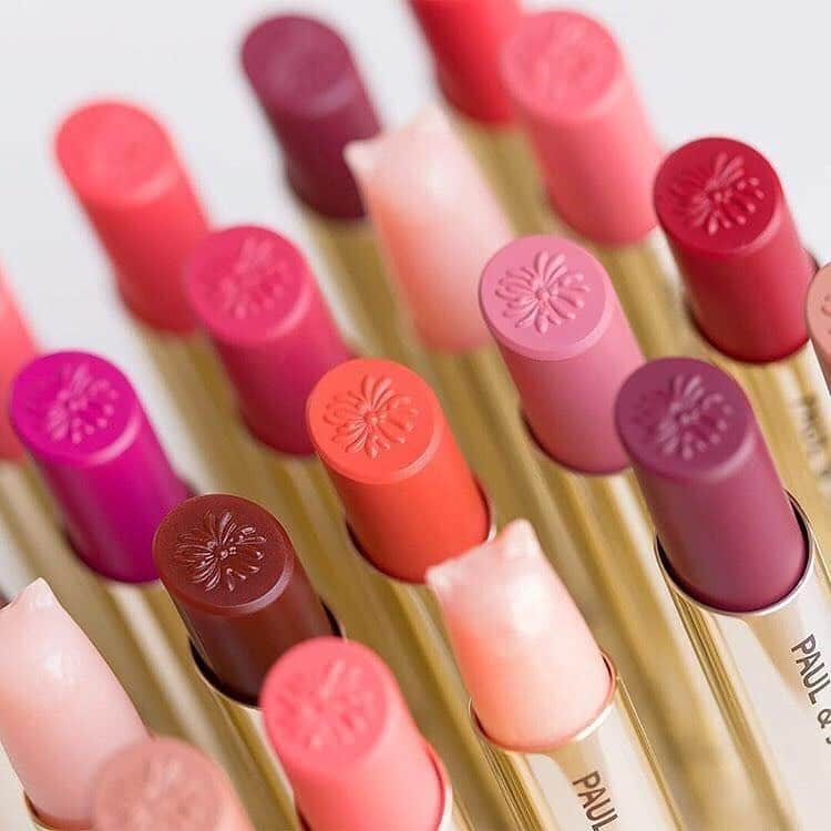 のインスタグラム：「・ 💖LIPSTICK LOVE💖 Buttery smooth, hydrating lipsticks to nourish your lips through the cold, dry months.⠀ ⠀ Perfectly autumnal hues that carry you through the holidays, always staying on trend. ⠀ ⠀ Pictured here: shade 306⠀ ⠀ #PaulandJoe #paulandjoebeaute #ポールアンドジョー #lipstick #lipsticklove #nice #good #beautiful #beauty #instagood #リップスティック #リップ #トレンド #デパコス #ブラウンリップ #コスメ垢」