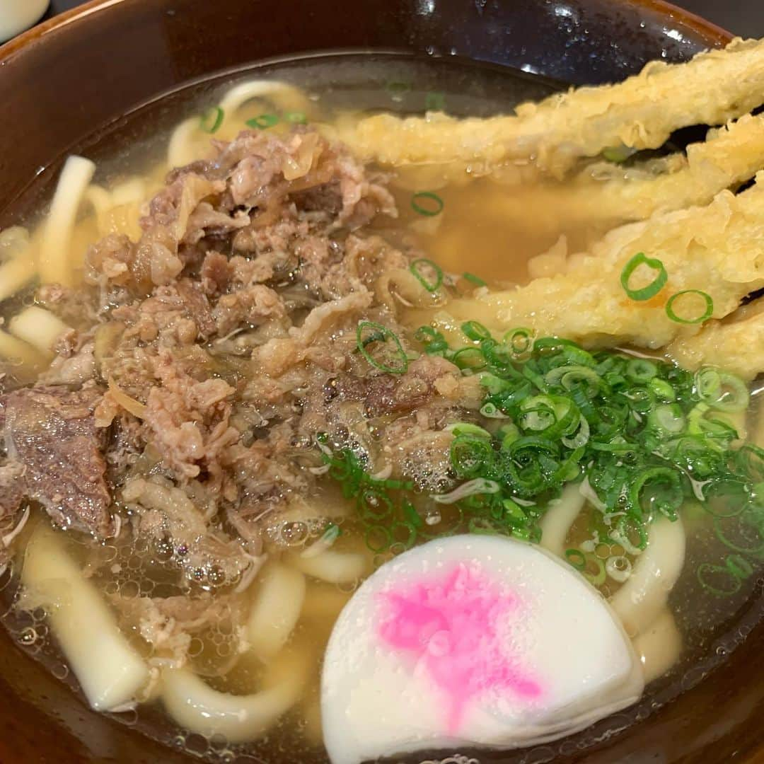 はなわさんのインスタグラム写真 - (はなわInstagram)「次男・龍ノ介と朝食を食べに近所の「資さんうどん」へ行きました！  ソースチキンカツ丼と肉そば！ もちろん朝からこの量です^_^  そして俺はカツ丼と！  肉&ゴボウ天うどん！  朝から大食いの親子です！  うんまっ‼️ #佐賀 #資さんうどん #うどん #カツ丼 #朝食 #はなわ  #大食い」11月6日 18時01分 - naoki_hanawa