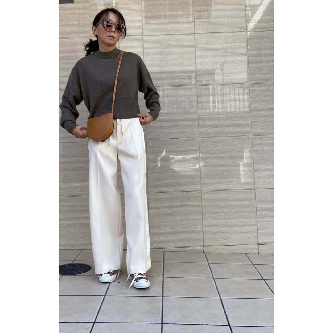 のインスタグラム：「今日は珍しく白パンツ！ @haunt_daikanyama のオリジナルです！ . #shizunascoordinate」