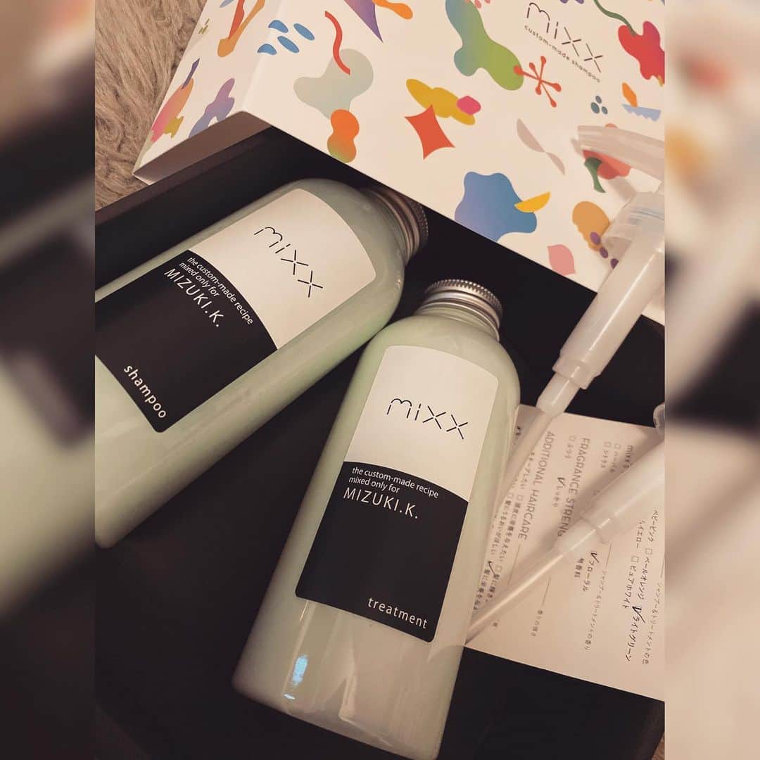 黒田瑞貴のインスタグラム：「オーダーシャンプー🧴 作ってみました💛 匂いとか自分の髪に合わせて色々えらべて、名前もはいってて自分専用ってかんじ😳！ すごい好みのいい匂い💕 #シャンプー　#shampoo #ヘアケア用品  #mixx  #オーダーメイドシャンプー」