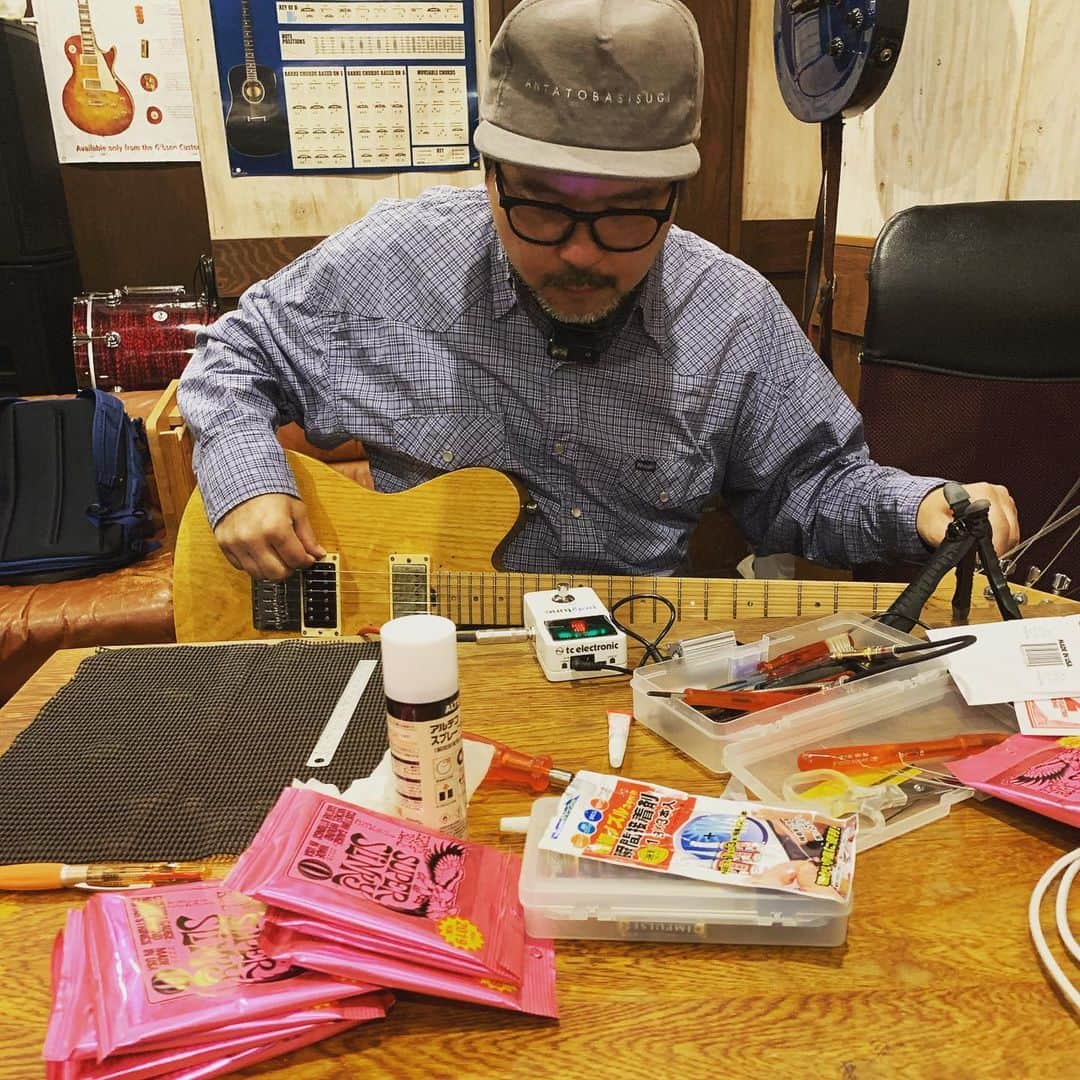 安野勇太のインスタグラム：「レコーディング2日目。DAY2。今日はESPから丹正先輩が来てくれてたくさんあるギターを調整などしてくれてるのである。驚くほど弾きやすくなり最高である。そして私はハッピーターンを食すのであった。　#HAWAIIAN6 #HW6_TBIR」