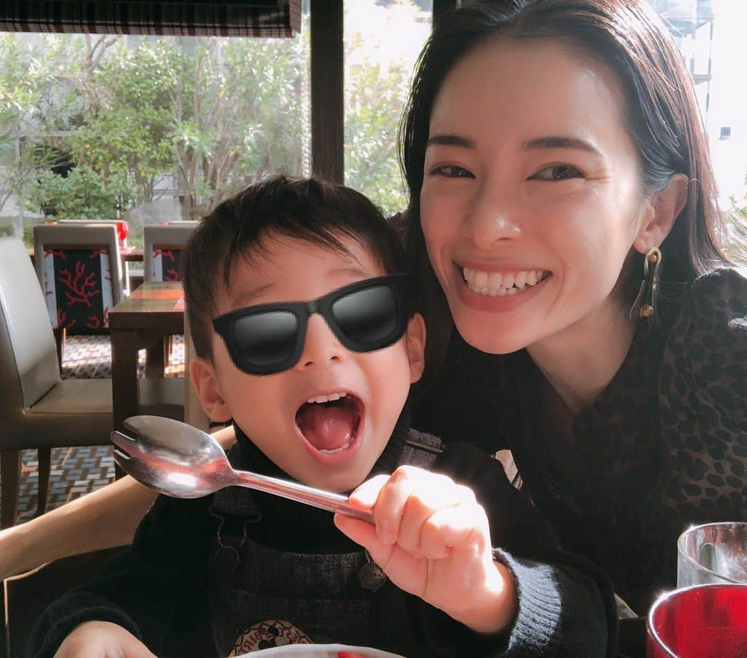 尾崎紗代子さんのインスタグラム写真 - (尾崎紗代子Instagram)「息子の3歳誕生日の日は 初めてディズニーランドホテルに宿泊。 美女と野獣のお部屋！ 私からはまだ小さい娘が誤飲しないように 大きいサイズのLEGO duploを。 @kenu_terui からはシーで購入した ウッディとバズの等身大人形。 この日は入場制限がかかるほど 激混みだったのでランチは別の場所で。 店員さんが息子のバースデーシールを見て ケーキを出してくれてとても嬉しかった( ^ω^ ) もう3歳か。早いなあ。 元気に明るく育ってくれて、 もうそれだけで親孝行です( ^ω^ ) .  #baby  #momlife #mommylife #mommy #kidsgram_tokyo #babyphotography #babyphoto  #ママリ #育児 #男の子ママ #女の子ママ #コドモノ #ベビフル #mamanoko #ママライフ  #3歳 #0歳  #二人育児 #motherof2 #motherhood #ディズニーランドホテル #disneylandhotel #ディズニーシー」11月6日 18時19分 - osayo_osayo