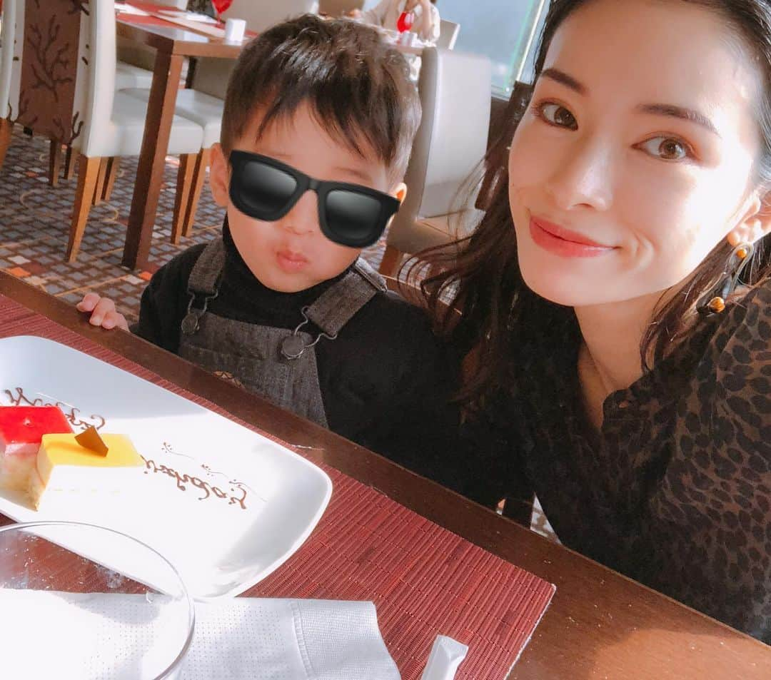 尾崎紗代子さんのインスタグラム写真 - (尾崎紗代子Instagram)「息子の3歳誕生日の日は 初めてディズニーランドホテルに宿泊。 美女と野獣のお部屋！ 私からはまだ小さい娘が誤飲しないように 大きいサイズのLEGO duploを。 @kenu_terui からはシーで購入した ウッディとバズの等身大人形。 この日は入場制限がかかるほど 激混みだったのでランチは別の場所で。 店員さんが息子のバースデーシールを見て ケーキを出してくれてとても嬉しかった( ^ω^ ) もう3歳か。早いなあ。 元気に明るく育ってくれて、 もうそれだけで親孝行です( ^ω^ ) .  #baby  #momlife #mommylife #mommy #kidsgram_tokyo #babyphotography #babyphoto  #ママリ #育児 #男の子ママ #女の子ママ #コドモノ #ベビフル #mamanoko #ママライフ  #3歳 #0歳  #二人育児 #motherof2 #motherhood #ディズニーランドホテル #disneylandhotel #ディズニーシー」11月6日 18時19分 - osayo_osayo