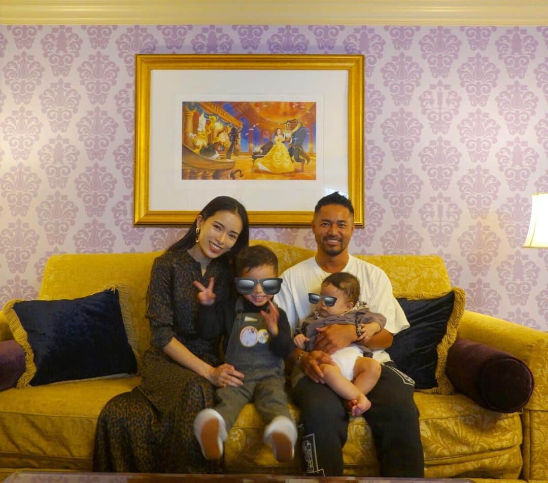 のインスタグラム：「息子の3歳誕生日の日は 初めてディズニーランドホテルに宿泊。 美女と野獣のお部屋！ 私からはまだ小さい娘が誤飲しないように 大きいサイズのLEGO duploを。 @kenu_terui からはシーで購入した ウッディとバズの等身大人形。 この日は入場制限がかかるほど 激混みだったのでランチは別の場所で。 店員さんが息子のバースデーシールを見て ケーキを出してくれてとても嬉しかった( ^ω^ ) もう3歳か。早いなあ。 元気に明るく育ってくれて、 もうそれだけで親孝行です( ^ω^ ) .  #baby  #momlife #mommylife #mommy #kidsgram_tokyo #babyphotography #babyphoto  #ママリ #育児 #男の子ママ #女の子ママ #コドモノ #ベビフル #mamanoko #ママライフ  #3歳 #0歳  #二人育児 #motherof2 #motherhood #ディズニーランドホテル #disneylandhotel #ディズニーシー」