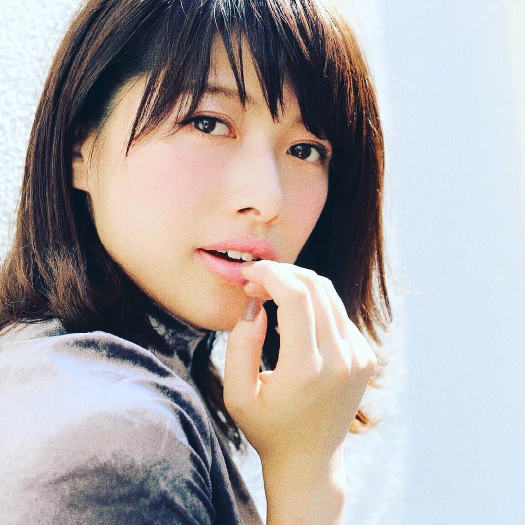渡部幸也のインスタグラム：「コテで巻いたりも可愛いですが、乾かして洗い流さないサラッと目のトリートメントをつけて、思いっきりナチュラルに仕上げた髪型も素敵です✨  そして先日の4日の月曜日、ヘアメイクのお仕事で、大阪の関西大学の学園祭行って来ました🚅 ここの大学の学園祭は関西でも凄いたくさんの人が来場するみたいで、多い時は10万人になるみたいです‼️ 凄いですよね😅 肝心なトークショーは、名古屋に続き本当にたくさんの方々に見に来ていただけて、とても有難い限りです🙏 お仕事で行くので大学の中は見て回った事がないのですが、いつかここの学園祭を見てみたいなと思いました🤗 それでは今週もサロン✂︎も、よろしくお願いします🙇 皆様からのご予約、お待ちしてます😊  #ヘアスタイル #ヘア #髪型 #ヘアカタログ #ヘアセット #くせ毛風パーマ #透明感カラー #関西大学 #恵比寿美容院 #代官山美容室 #代官山美容院 #美容学生 #中目黒美容師 #代官山美容師 #恵比寿美容師 #中目黒美容室 #中目黒美容院 #恵比寿美容室 #サロンモデル #中目黒ランチ #恵比寿ランチ #hpb_hair #中目黒 #代官山 #恵比寿 #渋谷 #ar_magazine #murua #emoda #americanvintage」