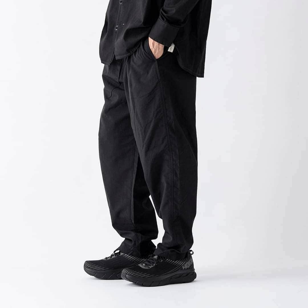 SUNDAY MOUNTAINさんのインスタグラム写真 - (SUNDAY MOUNTAINInstagram)「【街中でもスポーツシーンにもハマる！BURLAP OUTFITTERのトラックパンツ】 track pant / #burlap outfitter color / black, coyote, new olive size / M 身長 / 174cm 普段着用サイズ / M  幅広いシーンで活躍すこと間違いなしのBURLAP OUTFITTERのトラックパンツ。速乾性に優れUVカット機能も兼備するSUPPLEX NYLONを採用しているので、シーズンを問わずストレスフリーに着用可能◎ウエストには左右2つずつのポケット・ヒップにも2つのポケットと収納力にも優れ、携帯やその他の小物を分けてしまっておけます。ウエストはドローコードで調節できるので着脱も楽々です。アスレジャーなムードが今の気分にぴったりな1本です。 【shop】  オンラインストア #sundaymountain でご注文いただけます。 公式ページ、楽天市場、Yahoo、Wowmaにて販売中。 ・平日14:30までのご注文で翌日配達。  #アウトドアミックス #コーデ #19秋冬 #おしゃれキャンプ #サンデーマウンテン #アウトドアショップ #アウトドアファッション #outdoorfashion #アウトドアコーデ #アウトドアスタイル #アウトドアブランド #おしゃれコーデ #アウトドアデイ #アウトドア好き #ストリート系ファッション #おしゃれアウトドア #バーラップアウトフィッターズ #パンツ #ナイロンパンツ #アスレジャー #アウトドアミックス #アウトドアパンツ」11月6日 18時23分 - sundaymountain
