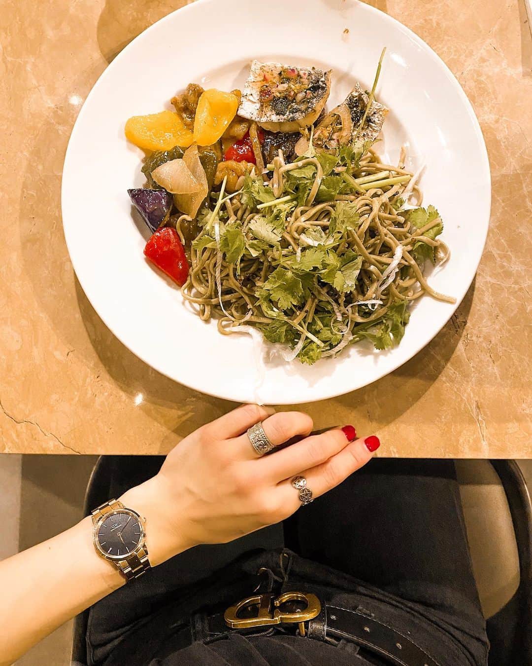 のインスタグラム：「仕事の合間にCity Shop Noodle💕 . 今日のアクセサリー @danielwellington  の新コレクションIconic Link この指輪について良く質問されるけど、 ノーブランドです！タイで数百円で買った、 お気に入りちゃん😂  DWのIconic Linkは「gabriela01」で15%OFFになるよ . . .  #DW新作　#腕時計　#アクセサリー　#ダニエルウェリントン #accessories #dinner #healthy #Cityshopnoodle #シティショップヌードル　#アクセサリー　#コーデ」