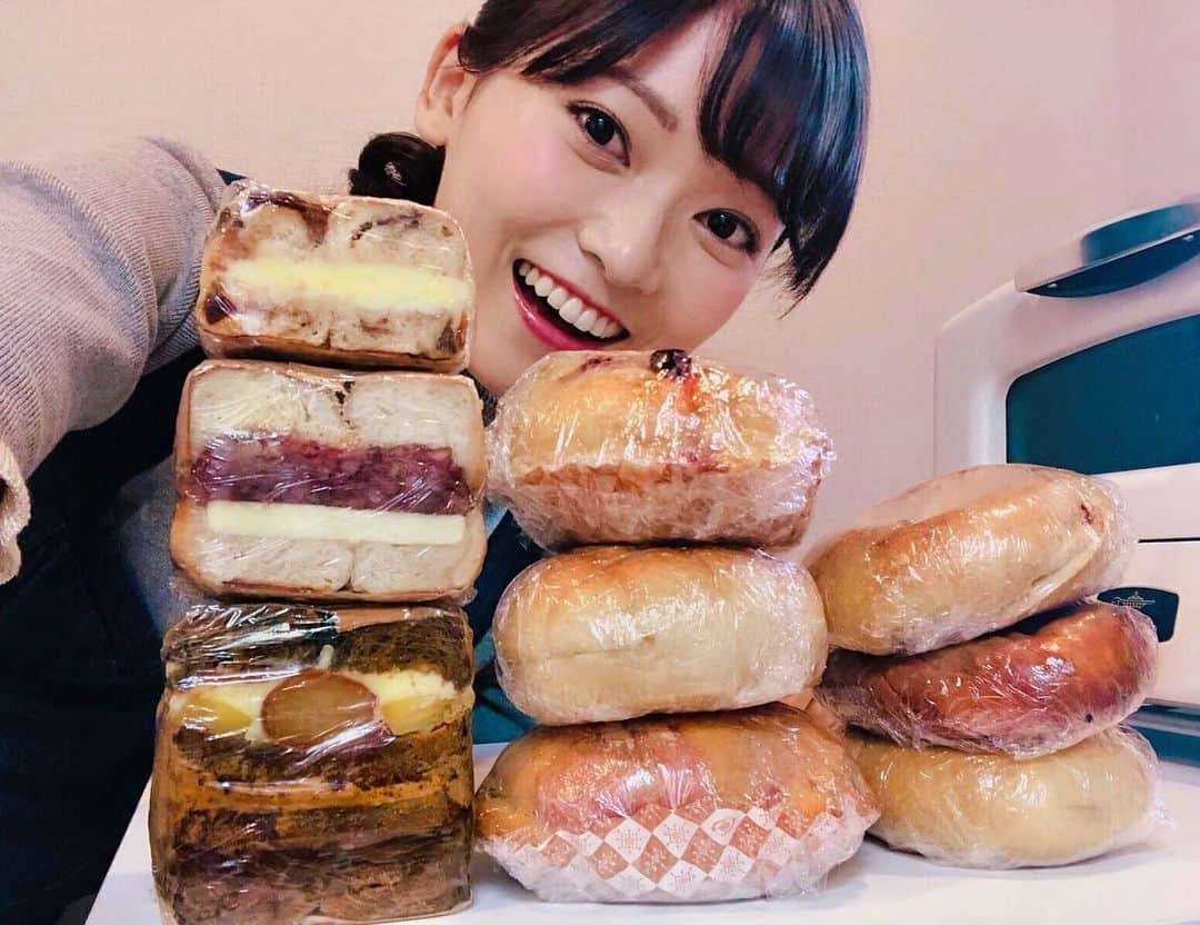 南雲穂波さんのインスタグラム写真 - (南雲穂波Instagram)「ほうじ茶尽くしサンド🤤💓 ベーグル便が届きました(о´∀`о) 一気に食べてしまわないようにセーブしないと… ・ ほうじ茶ミルクベーグルに、ほうじ茶ケーキ・ほうじ茶クリーム・ほうじ茶餡・栗・マスカルホイップが挟まった#ベーグルサンド です. #通パン で手に入れました✨ ・ パンの中でも#ベーグル には最も興味があります🥯 お店によって食感が様々で、レンジやトースターでリベイクするとまた変化が楽しめて、面白いんです. ・ #お取り寄せパン #ベーキングガレージハリマヤ #bakinggarageharimaya #ハリマヤ #パンスタグラム #アナウンサー #ナグルメ #南雲穂波 #パンシェルジュ南雲」11月6日 18時41分 - honami_nagumo_nbn