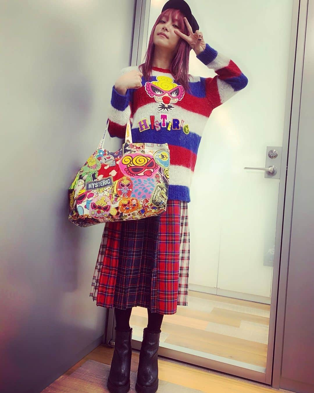 LiSAさんのインスタグラム写真 - (LiSAInstagram)「柄柄でミニミニ @hystericmini_official  #大人でも子供服着たい　#このセーター着れるの嬉しすぎて色違いで二枚買い　#身長高いのにヒール履いてるから今日175センチあるから服はミニミニだけどデカデカ」11月6日 18時44分 - xlisa_olivex