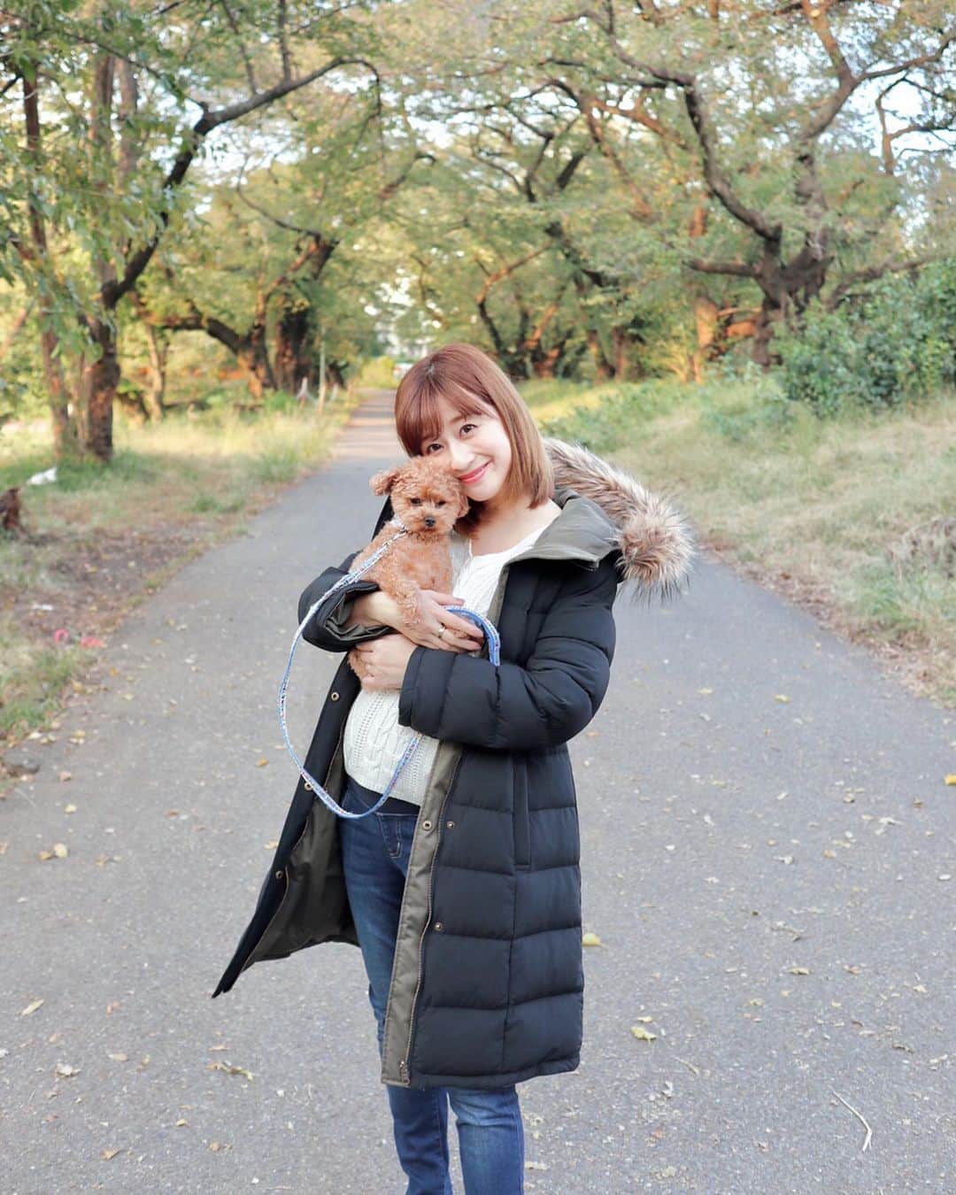 のインスタグラム：「・ 1枚目と2枚目には違いが2つあります☝🏻❤️ 何かわかるかな☺️？笑 正解は… 1.おもち→おはぎ🐶 2.ダウンがブラック→カーキ❄️ にチェンジしていました😁 riendaのリバーシブルFaux Furストレッチダウンは ブラックとカーキのリバーシブル❣️ めちゃくちゃ使えます。 そしてとにかく暖かい😳❄️ ブラックはthe!ダウンですが カーキにすると モッズコートっぽくなって 雰囲気も変わっていいよね😊💕 ファーもボリュームあって可愛くて 高見えするよ😘✨✨ #rienda #リエンダ #今日のコーデ #coordinate #きょコ #冬コーデ #ダウン #あったかコーデ  @rienda_official」