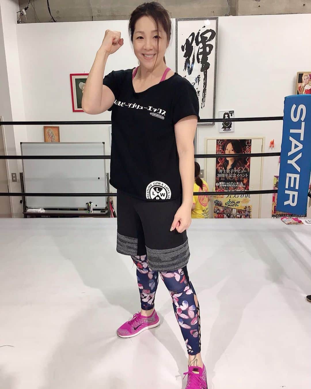 井上貴子のインスタグラム：「あと数時間で 「半世紀」に突入^ ^  ちゃんとしたオトナ♡ というイメージ。  そして半世紀突入の日が まだまだ現役選手ということ。  応援してくれる人がいるということ。  全てのことに感謝して さらに前に進んでいくぞ^ ^  40代最後のトレーニングがおわり 40代最後の晩餐は もちろんアソコの店^ ^  50になるから なんかやらなきゃって思って 凄く考えたんだけど…  今までずっと続けてきてることを 更に継続させることが 井上貴子を進化させていくんだと思う。  継続し続けていくこと…  重要で大変。  これからも楽しみな人生だな^ ^  Happyで^ ^  #井上貴子  #LLPWX #女子プロレス #紅緒と柊音 #トイプードル #半世紀突入 #50 #40代最後の晩餐」
