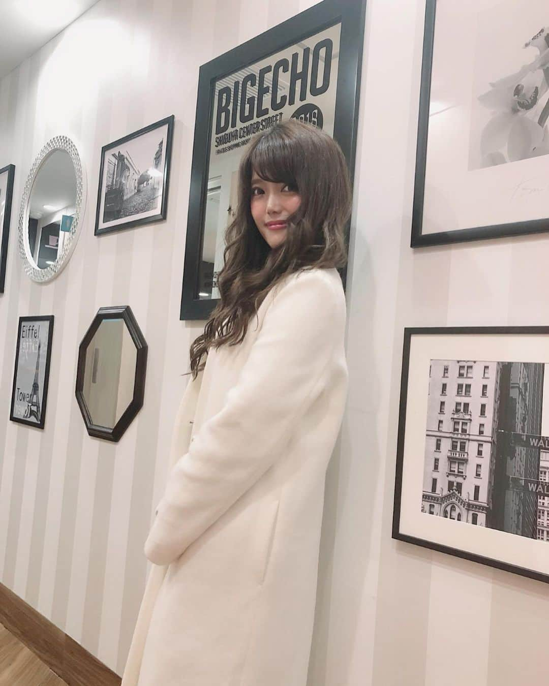 山田あかりさんのインスタグラム写真 - (山田あかりInstagram)「今日も楽しかったー🥰﻿ 楽しいとあっというまに時間が過ぎてしまう🥺﻿ ﻿ 北参道から地図見ずに2人で歩いて向かってたのは 表参道方面ではありませんでした🤣﻿ ﻿ あっちかな？って歩いてみたけどわたし方向音痴🤣﻿ ごめんね😭﻿ ﻿ コート﻿ @sylph_official ﻿ ﻿ #いいね #いいね返しは絶対 #좋아요반사 #좋아요태러 #인친황영 #데일리룩 #여행 #bonnsylph #ボンシルフ #ボンシルフ展示会 #ootd #展示会巡り #洋服好きな人と繋がりたい #展示会 #ワンピース #秋服 #153センチコーデ #153cm #コーデ #秋コート #コート #白コート #ファッションコーデ  #ファッション好きな人と繋がりたい #渋谷 #綺麗めコーデ」11月6日 18時51分 - akari030201