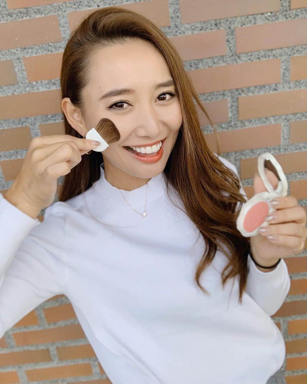 のインスタグラム：「この間のゴルフで❤️ ラデュレでゲットしたお気に入りのチークを初おろし💓 パッケージが可愛くて久しぶりのパッケージ買いしました😆 . 色番はN18番のピンクにっ♡ 色もたくさん種類あるからオススメです💕 . . #beauty #mybeauty #beautyitem  #ラデュレコスメ #大丸神戸 #大丸　 #メイク #チーク #ピンク #ラデュレ」