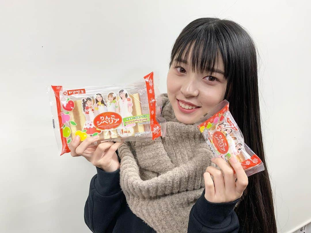 ジョナゴールドさんのインスタグラム写真 - (ジョナゴールドInstagram)「♥ あのシベリアに青森県産りんごを使った｢りんごシベリア｣が登場しました🍎 ・ ヤマザキパン×工藤パン×RINGOMUSUMEのコラボ商品です👏👏 りんご娘のパッケージで全国販売されますよ〜❣️ ・ 甘酸っぱさとりんごの食感が美味しい、小さい子でも食べられる商品だと思います🍎 ・ 全国のお店でりんご娘を見つけてねー！！ ♥ #ヤマザキパン #工藤パン #シベリア #青森りんご #りんご #apple #りんご娘 #ringomusume #全国販売」11月6日 18時59分 - jonagold_0323