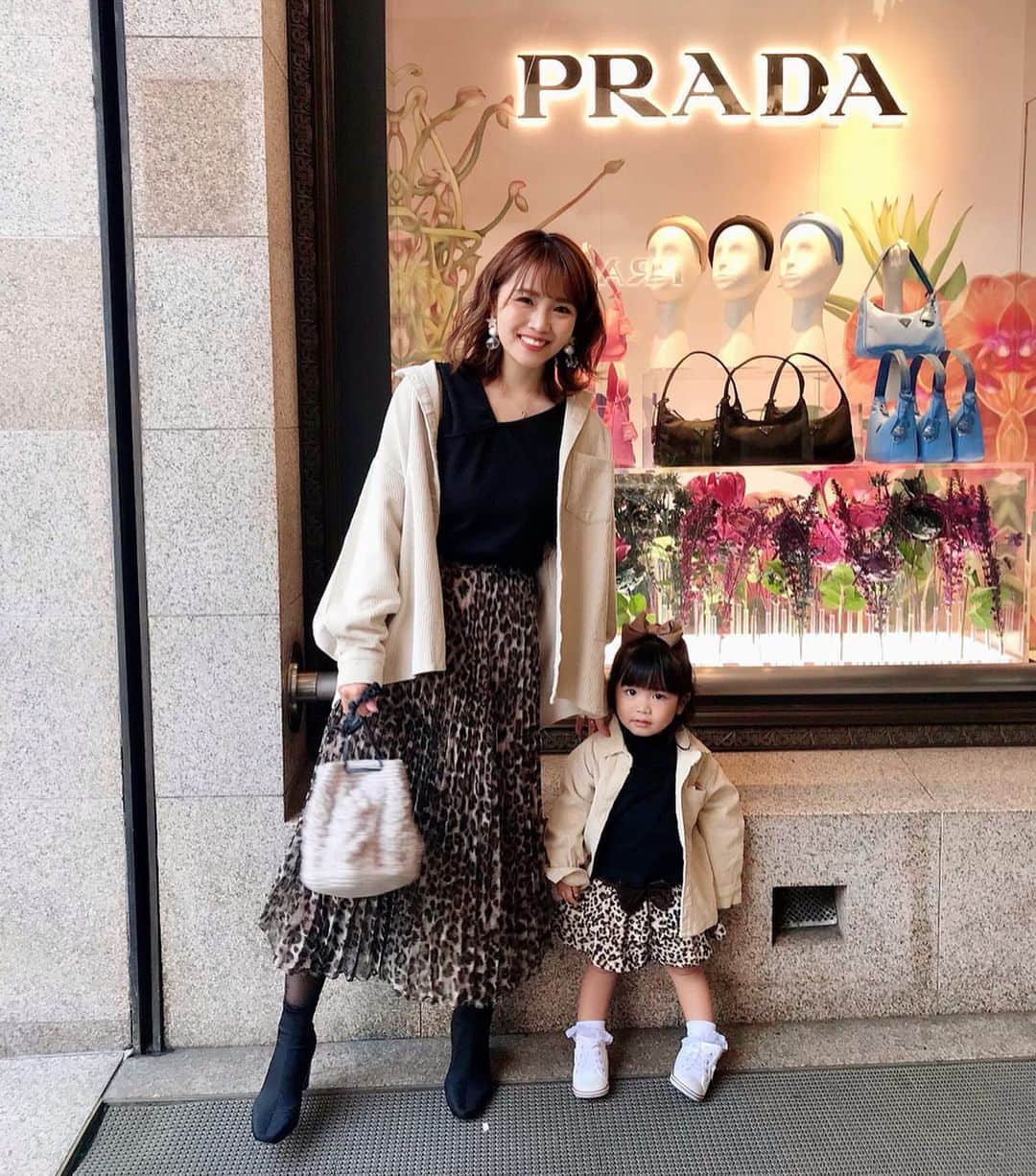 河内麻沙美さんのインスタグラム写真 - (河内麻沙美Instagram)「#親子リンクコーデ 👩‍👧 ． ． レオパード柄で合わせて、#リンクコーデ 🙌 ． LILIとお揃いのジャケットは @sowalink ✨✨ 可愛いリンクコーデがあるよ🤗🤗 着回しもしやすくて、お気に入り❤️ ． ニットの巾着バッグは自分で手編みしてみたよ😆👍 自分で作るとすごく愛着湧いて、可愛い🥰w ． #mamagirl#ootd#fashion#ママトコ#ペアペアスナップ#ペアペア#リンクコーデ#親コーデ#おやこーで#親子link#ママライフカメラ#comonaファッション#comonaリンクコーデ#ママファッション#ママコーデ#キッズファッション#キッズコーデ#プチプラファッション#ママと娘#2児のママ#手編み#手編みバッグ#かぎ編み#編み物#編み物好きさんとつながりたい#ママライフカメラ#mamagirl#sowalink」11月6日 19時03分 - masamikouchi