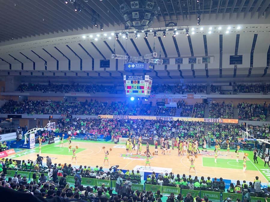 石野智子のインスタグラム：「🏀 「#アナ活！」#4 で、中村アナから コーチについても聞いていたので ここ最近はコーチにも注目していた私👀💪笑 ・ また、前回の「#レバンガナビゲーション‬⁩ 」では 初心者向けの観戦ポイントを 教えてもらったおかげで見方が変わり バスケの面白さを知りました！ とはいえ、まだまだわからないことも多いので 勉強を続けていきます🤓🏀 ・ そしてそして！！！ 次回の「レバンガナビゲーション‬⁩ 」は #ルーキー7番勝負 ！！！🔥 放送は11月7日(木)(明日)24:25〜の予定です。 ぜひご覧ください☺️✨✨ ・ ・ 長々失礼しました🤦‍♀️ ・ #Bリーグ #バスケ #レバンガ北海道 #vs #秋田ノーザンハピネッツ #ルーキー #レバブー #B1リーグ #バスケットボール #北海きたえーる #北海道discover #uhb #北海道文化放送 #アナウンサー」