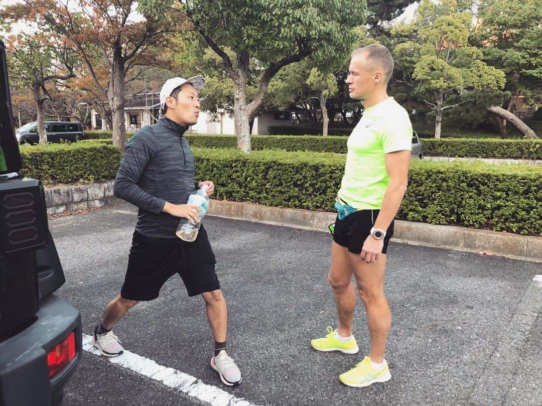 DJ MEGURUのインスタグラム：「ロシアから来日してる @kefirdj ケフィールと一緒にトレーニング。  呼吸の方法やランニング時の姿勢など毎回勉強させてもらってます。  普通にただ走るランニングよりも、自身の身体と向き合いながら自分の内臓がどう機能してるか考えながら走るほうが絶対効率的。  暑い時期少しランニング休んで体重増えたのでここからしっかり絞りなおさないとなぁ😅  #workout #exercise #running」