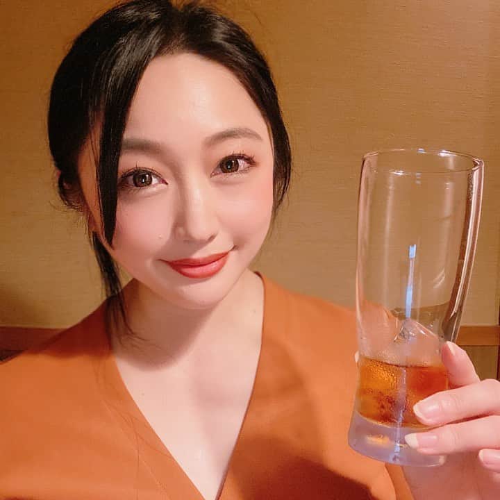 のインスタグラム：「＊ お久しぶりです♪ 昨日はタレントの疋田紗也ちゃんと2人で肉会💕 ＊ 横浜駅から徒歩4〜5分の場所にある名店《すき焼き うえ田》@ueda_yokohama さんに行ってきました✨ ＊ 知る人ぞ知る名店らしく、暗闇にぽわっと光る看板の地下を降りていくと小さな料亭のような雰囲気。 お客様もなんだかセレブな人が多そうな感じ🤤 ＊ コース料理でのオーダー後、まず最初に今日使う和牛がドドンと登場❗️🍖 『ここから切ってお作りして行きます』とお肉の説明までしっかりしていただきました✨ ＊ ＊ 和牛にウニとキャビアが乗った肉寿司に、切り出したお肉をレアに調理したお肉のサラダ、プリプリの車海老とヒラメがメインのお刺身🐟 どれを食べても今まで食べたことがないようなお味🤤 お肉のワイルドさったらもぅ...😍 ＊ いよいよすき焼き..! 最初に店員さんがお肉を焼いてくれたんだけど、これもまた肉厚でジューシー🍖💦 霜降肉のホロホロ感とは違い、本当においしいお肉を食べていると言うようななまめかしい食感👅 牛タンのお刺身を食べた時と同じような食感の誘惑🥩 ＊ 他にはない感覚のすき焼き屋さんなので、生肉が好きな人とか、肉フェチさんは絶対行くべしなお店です♪ ＊ ＊ ＊ #横浜グルメ #うえ田 #横浜すき焼き #肉寿司 #牛タタキ #すき焼き #記念日 #接待 #貸し切り #pr #コラボベース #sukiyaki #yokohama #japanesefood #霜降り #横浜 #乾杯 #大人コーデ #お姉さん #おでこ広い #黒髪 #japanesegirl #グルメ #meatlover  #デートスポット」