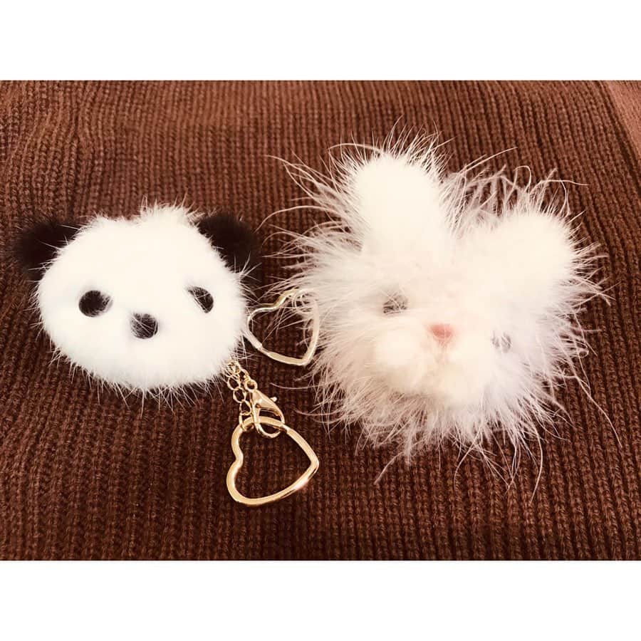 パーツクラブ Partsclub スタッフオリジナル商品さんのインスタグラム写真 - (パーツクラブ Partsclub スタッフオリジナル商品Instagram)「. . ✰天王寺MIO店スタッフ作品✰ . こんばんは🌙.*·̩͙.｡★*ﾟ 11月になりついに寒い季節になりましたね⛄❄ . 今回はこの季節にぴったりなファーバックチャームのご紹介です😊✨ . いつものカバンにファーバックチャームを付けるだけで、一気に季節感のあるカバンになります👜💖 アニマルバックチャームは天王寺MIO店オリジナルで作ってみましたっ🐼💜🐰 まずはファーバックチャームを付けてこの季節を思いっきり楽しんじゃいましょう♬︎♡ . ぜひ参考にしてみて下さいね👍🏻✨ . 〜店内教室のご案内〜 . 11月店内手作り教室後半は、カラーフープアクセサリーを開催します👏🏻 お日にちは、11月17(日)、24(日)、28(木)の13時〜と17時〜です✨ . ピアスとネックレス両方一緒に付けられるデザインになっております♥︎ ご予約まだまだ受付中ですので、是非お越しくださいませ✨ . 〜ダヤンのレジン教室のご案内〜 . 人気キャラクター『猫のダヤン』の小物ケース入れのレジン教室になっております♥︎ お日にちは、11月23日(土)13時・15時・17時からです✨ クリスマス限定柄もございまして、とても可愛い小物ケースですっ🐱♡ . お席に限りがございますので、お早めのご予約お待ちしております😎✨ . .  #天王寺  #天王寺ミオ #天王寺ミオ本館9階  #partsclub #partsclubstaff #handmade  #handmadeaccessory  #パーツクラブ #パーツクラブスタッフ  #パーツクラブスタッフ作品 #スタッフオリジナル  #手作り #ハンドメイド #ハンドメイドアクセサリー  #バックチャーム #アニマルバックチャーム #ファーバックチャーム」11月6日 19時14分 - partsclub_staff