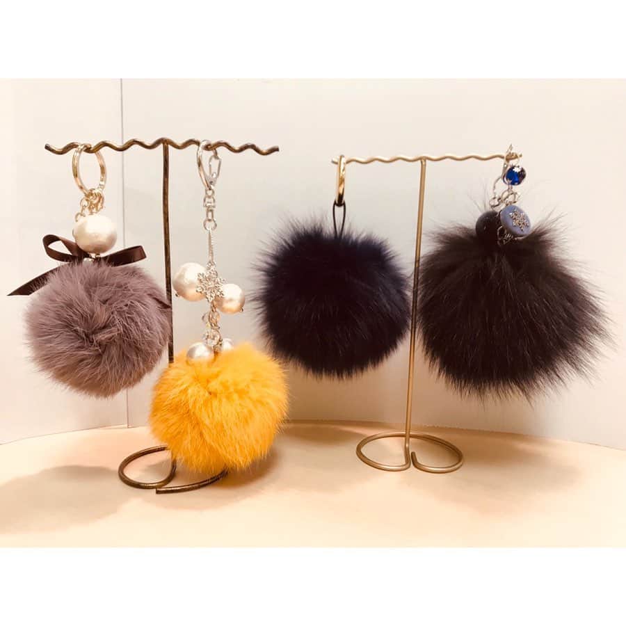 パーツクラブ Partsclub スタッフオリジナル商品さんのインスタグラム写真 - (パーツクラブ Partsclub スタッフオリジナル商品Instagram)「. . ✰天王寺MIO店スタッフ作品✰ . こんばんは🌙.*·̩͙.｡★*ﾟ 11月になりついに寒い季節になりましたね⛄❄ . 今回はこの季節にぴったりなファーバックチャームのご紹介です😊✨ . いつものカバンにファーバックチャームを付けるだけで、一気に季節感のあるカバンになります👜💖 アニマルバックチャームは天王寺MIO店オリジナルで作ってみましたっ🐼💜🐰 まずはファーバックチャームを付けてこの季節を思いっきり楽しんじゃいましょう♬︎♡ . ぜひ参考にしてみて下さいね👍🏻✨ . 〜店内教室のご案内〜 . 11月店内手作り教室後半は、カラーフープアクセサリーを開催します👏🏻 お日にちは、11月17(日)、24(日)、28(木)の13時〜と17時〜です✨ . ピアスとネックレス両方一緒に付けられるデザインになっております♥︎ ご予約まだまだ受付中ですので、是非お越しくださいませ✨ . 〜ダヤンのレジン教室のご案内〜 . 人気キャラクター『猫のダヤン』の小物ケース入れのレジン教室になっております♥︎ お日にちは、11月23日(土)13時・15時・17時からです✨ クリスマス限定柄もございまして、とても可愛い小物ケースですっ🐱♡ . お席に限りがございますので、お早めのご予約お待ちしております😎✨ . .  #天王寺  #天王寺ミオ #天王寺ミオ本館9階  #partsclub #partsclubstaff #handmade  #handmadeaccessory  #パーツクラブ #パーツクラブスタッフ  #パーツクラブスタッフ作品 #スタッフオリジナル  #手作り #ハンドメイド #ハンドメイドアクセサリー  #バックチャーム #アニマルバックチャーム #ファーバックチャーム」11月6日 19時14分 - partsclub_staff