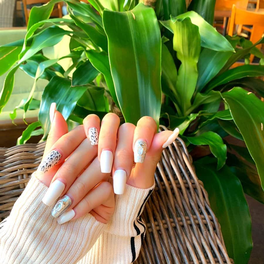 ゆん（並木優奈）さんのインスタグラム写真 - (ゆん（並木優奈）Instagram)「. . NEW NAIL👄 . 超タイプなレオパード柄を 描いてもらいました🐆❤️ . . . . . . 【ネイル割引き情報💅🏻】 . ⬇︎ ⬇︎ ⬇︎ . . ◼︎スカルプ (ストーン/パーツ付け放題) 【13000円】 . ◼︎ジェル (ストーン/パーツ付け放題) 【8640円】 . . . 「ゆんのSNSを見た」 ってお店に伝えると安くなるよ💋 . ▷ @kayo_nailc . . . . . . #new#nail#newnail#leopard#leopardnails#yun」11月6日 19時14分 - yunaaaaa.x