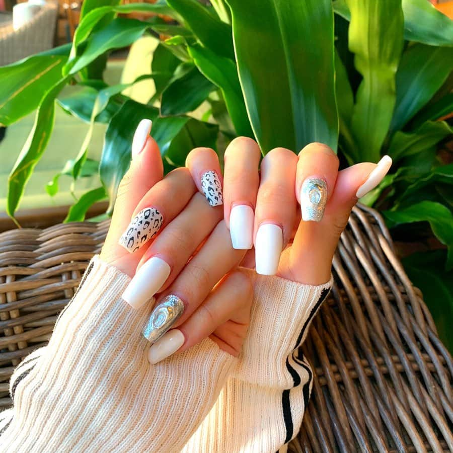 ゆん（並木優奈）さんのインスタグラム写真 - (ゆん（並木優奈）Instagram)「. . NEW NAIL👄 . 超タイプなレオパード柄を 描いてもらいました🐆❤️ . . . . . . 【ネイル割引き情報💅🏻】 . ⬇︎ ⬇︎ ⬇︎ . . ◼︎スカルプ (ストーン/パーツ付け放題) 【13000円】 . ◼︎ジェル (ストーン/パーツ付け放題) 【8640円】 . . . 「ゆんのSNSを見た」 ってお店に伝えると安くなるよ💋 . ▷ @kayo_nailc . . . . . . #new#nail#newnail#leopard#leopardnails#yun」11月6日 19時14分 - yunaaaaa.x