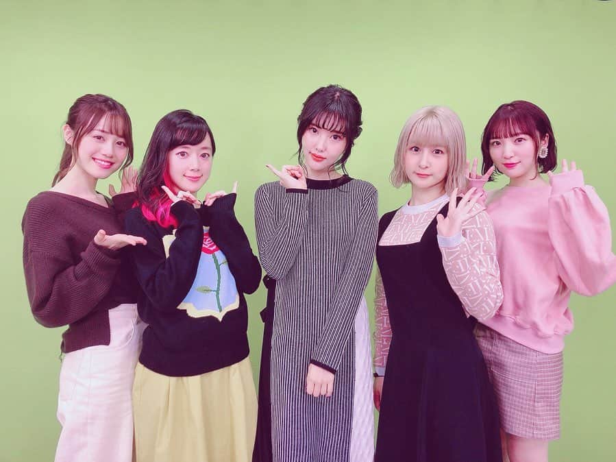 吉田有里のインスタグラム：「先日の@ハロハピCiRCLE放送局 第30回﻿ 見て下さった皆様、ありがとうございました！﻿ プリンが美味しかった…🍮﻿ ﻿ 久しぶりにハロハピメンバーに会えて﻿ 本当に嬉しかった😭🎪🧸﻿ みっくちゃんも もえしちゃんも、いつ会っても優しくノリよくお喋りしてくれてうれしい…。﻿ ﻿ のんちゃんさんは初めまして！﻿ 横でガヤガヤしてる私にニコニコとても優しかった。女神だった…。﻿ ﻿ くどはるさんは、「圧が！」とネタにさせて貰っていましたが笑、﻿ 収録前からニット可愛い！と声をかけて下さったり、マイクつけるの手伝うよ、とそっと気にかけて下さったり…﻿ 昔から、ずっとかっこいい先輩です！こうやってご一緒できて本当に嬉しいな。﻿ ﻿ またお邪魔できますように✨🎪🧸🧡﻿ ﻿ #ハロハピ #バンドリ #ガルパ #ガルパ生﻿ #伊藤美来 ちゃん #豊田萌絵 ちゃん #工藤晴香 さん #志崎樺音 さん﻿ #HLSY﻿」