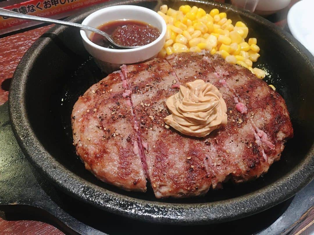 塚田詩織のインスタグラム：「#最近食べたおいしいもの ①差し入れでいただいた肉カードで食べたいきなりステーキ ②星乃珈琲 ③推し事終わりに買った芋 ④昔よく食べてたビビンバ」