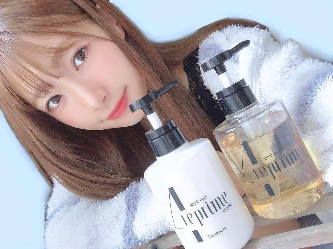 のインスタグラム：「✩ ひとみんさんがオススメしてくれたシャンプー🧴💓 フルーティーフローラルバニラの香りがとってもいいにおいだし、ケラチンのおかげでサラサラ🥺💓 ままも感動してたー🥰✨ 楽天市場かBASEで購入できるよ✩ . #4reprime #shampoo #treatment #ノンシリコン #シャンプー #トリートメント #hair  #beauty #pr #girl #美容 #フォーリプライム #instagood #셀카 #뷰티 #🧴 #💓」