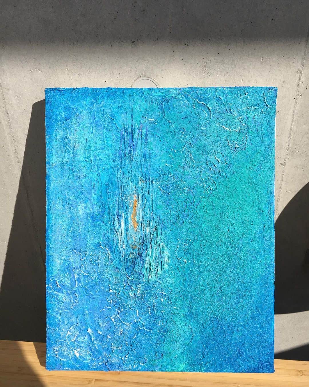 SHANTIさんのインスタグラム写真 - (SHANTIInstagram)「Bubbles. Ocean inspired art. DM me if you are interested in becoming the owner of this original piece! 10% of proceeds goes to dolphin charity. #bluepaintings💙 #acrylicart #アクリル画」11月6日 19時23分 - shantimusic