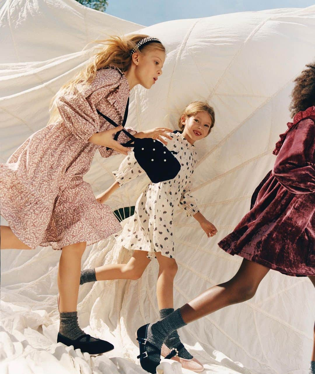 ZARAさんのインスタグラム写真 - (ZARAInstagram)「It's dress time! Our new dress collection for kids is full of details like delicate frills on the neck @zarakids」11月6日 19時32分 - zara