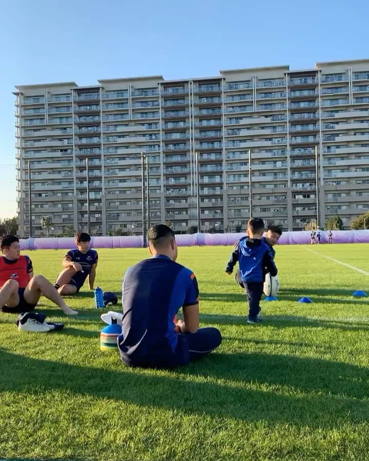 エリナ シルカのインスタグラム：「Practice with the big boys 🏉🏉 豪華なキック練習」