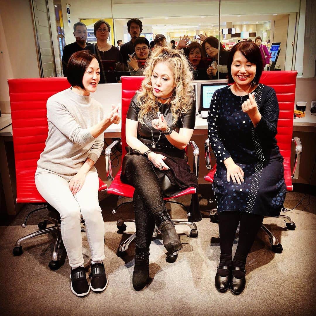 のインスタグラム：「早いもので11月のジルプレ終了。 残すところあと12月のみ。 今年も終わっちゃうぅ。  今日は後半、左目のコンタクトの調子が悪くて、はずしたら涙が出て鼻にも影響あって話してたのですみませーん。 風邪ではないのよぉ。  あとプレも楽しく田野内さんと収録したので、再放送、是非聴いて下さいませ〜💕方言特集、いろいろ話してますぅ。  今月末にはエアプレイベント‼️ 11/30です。 芸術劇場スタジオシアターにて💪  それが終わると、 またすぐエアプレで、 それが終わると、 大阪、名古屋の JAZZ CLUB circuit。  はやっ👀  #20191106 ##ラジオ高崎エアプレイスフェス20191130高崎芸術劇場スタジオシアター #radiotakasaki  #1205名古屋bluenote #1206大阪billboard #詳細はオフィシャルサイトpersonznet #personz  #jillpersonz @jillpersonz」