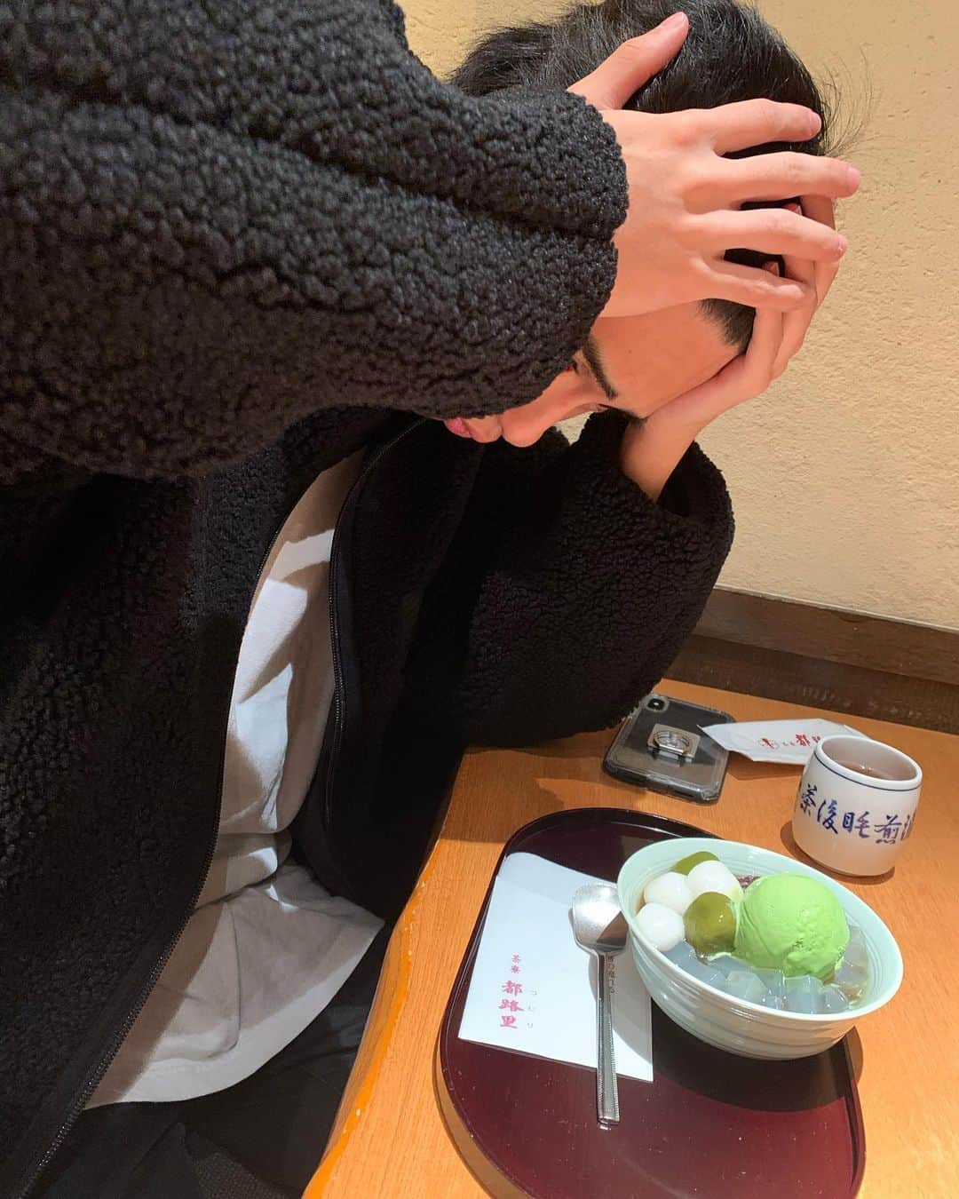 岩義人のインスタグラム：「帽子の跡が酷すぎて #都路里 #tsujiri #いざ東京へ参る 久々の久々にのんびりできました。明日からもやや落ち着くので家でのんびりしますかね」