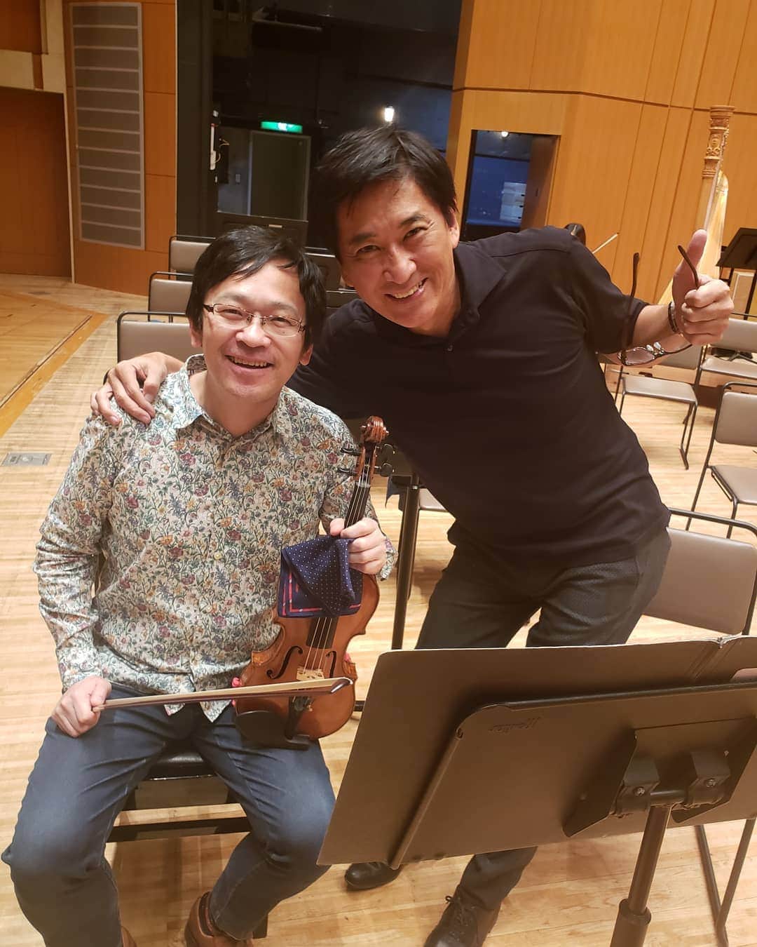 藤岡幸夫のインスタグラム：「11/9東京シティフィル定期のコンマスは同楽団特別契約の荒井英治(元東京フィル)さん❗力強く明るくオケを引っ張って下さり楽しい。荒井さんとは大晦日の威風堂々のカウントダウンや、３回のタルカス(２回はCDとLPに)他色々な思い出があり嬉しい‼️ 初日リハは凄い手応え❗サロメで大活躍のアルトフルートの梶原一紘さんが何とバスフルートを用意してくれて、これが最高にセクシー‼️天国の伊福部昭先生も許して下さると信じてこの禁じ手を使います！ 妖艶な美しい音色を堪能して下さい‼️ ロシアで大活躍、グラモフォンから鮮烈デビューした松田華音さんの華麗なるプロコフィエフの協奏曲も楽しみ！  U20 1000円 U30 2000円‼️ シティフィル 03 5624 4002  お時間ある方は是非‼️」